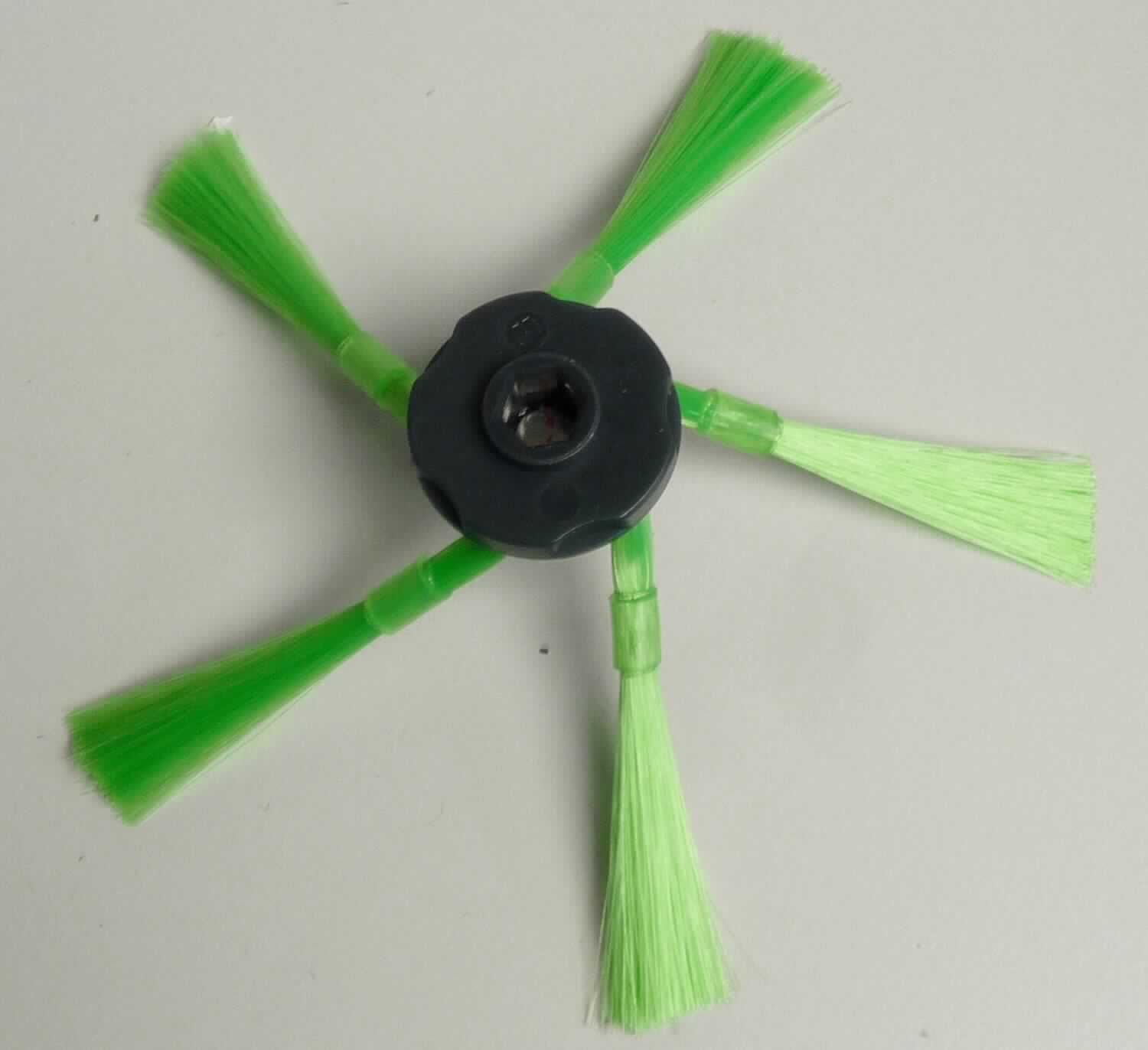 Es handelt sich bei der sog. "Seitenbürste" um eine zusammengesetzte Ware in Form einer Bürste mit Magneten für einen Saugroboter (nicht Gegenstand vZTA). 

Die Fassung aus Kunststoff besitzt eine runde Form mit fünf in gleichmäßigen Abständen angebrachten Kunststoffborsten. Der Durchmesser der Fassung mit Einzugsmaterial beträgt ca. 8 cm. 

Die Bürste wird mittels innenliegendem Magneten unter einem Saugroboter befestigt. Durch Rotation des Erzeugnisses wird Schmutz direkt zu einer Rundbürste (nicht Gegenstand vZTA) transportiert. 

Hinsichtlich der Verwendung und des äußeren Erscheinungsbildes bestimmt die Bürste den Charakter der zusammengesetzten Ware.

Die in einem Pappkarton verpackte Ware ist als "andere Bürsten als von den Unterpositionen (KN) 9603 10 bis 9603 40 erfasst, die Teile von Maschinen, Apparaten oder Fahrzeugen sind" einzureihen.