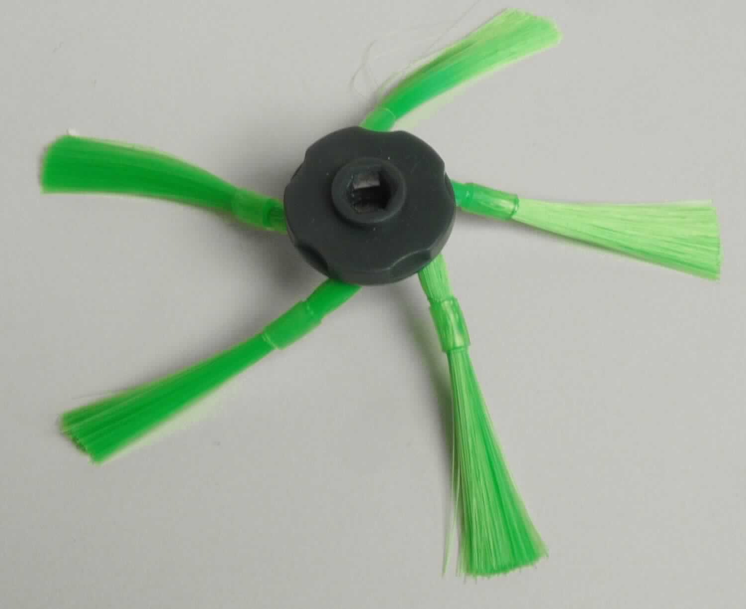 Es handelt sich bei der sog. "Seitenbürste" um eine zusammengesetzte Ware in Form einer Bürste mit Magneten für einen Saugroboter (nicht Gegenstand vZTA). 

Die Fassung aus Kunststoff besitzt eine runde Form mit fünf in gleichmäßigen Abständen angebrachten Kunststoffborsten. Der Durchmesser der Fassung mit Einzugsmaterial beträgt ca. 8 cm. 

Die Bürste wird mittels innenliegendem Magneten unter einem Saugroboter befestigt. Durch Rotation des Erzeugnisses wird Schmutz direkt zu einer Rundbürste (nicht Gegenstand vZTA) transportiert. 

Hinsichtlich der Verwendung und des äußeren Erscheinungsbildes bestimmt die Bürste den Charakter der zusammengesetzten Ware.

Die in einem Pappkarton verpackte Ware ist als "andere Bürsten als von den Unterpositionen (KN) 9603 10 bis 9603 40 erfasst, die Teile von Maschinen, Apparaten oder Fahrzeugen sind" einzureihen.