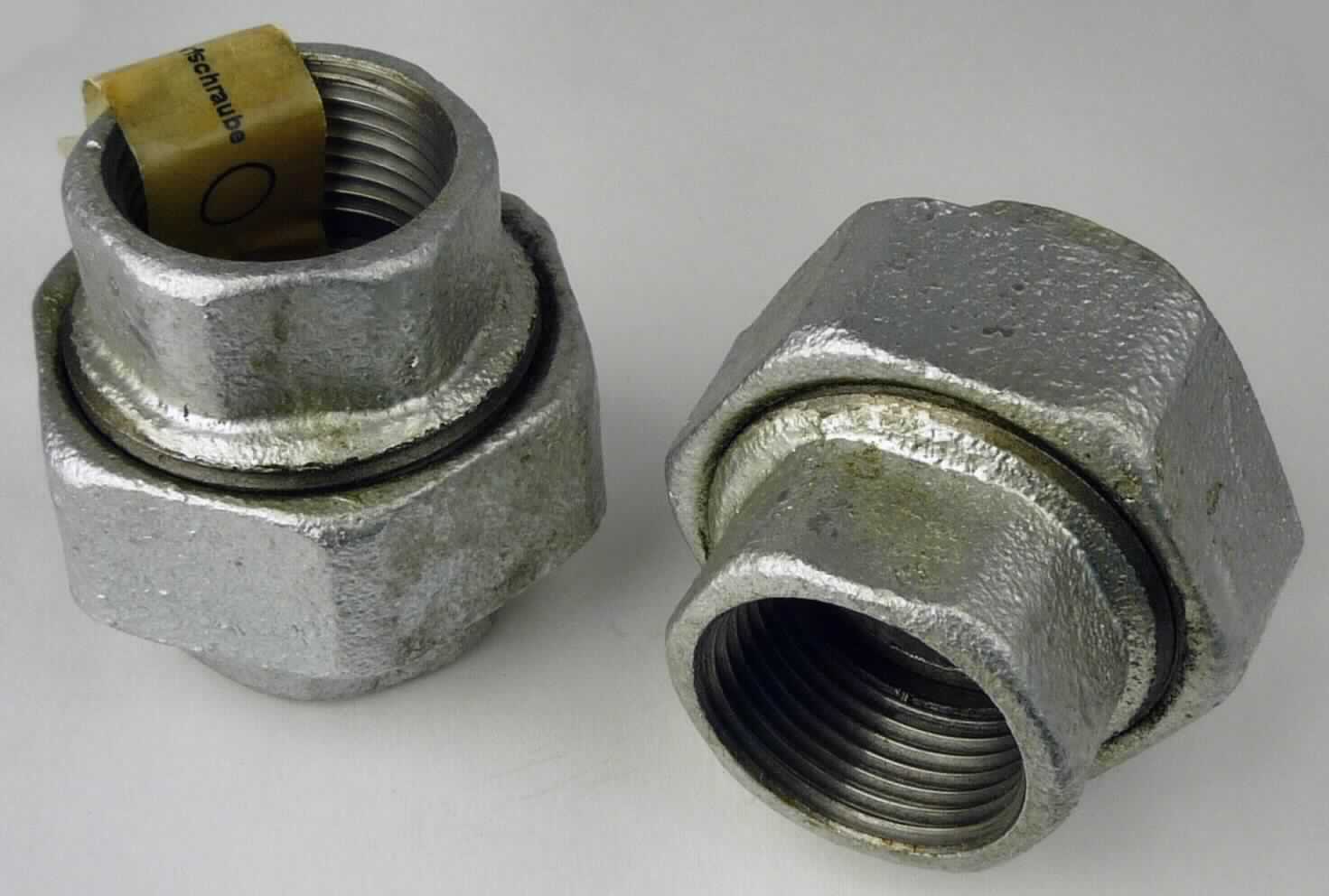Rohrverbindungsstück aus Gusseisen

Bei der Ware handelt es sich um ein metallisches, dreiteiliges Erzeugnis, bezeichnet als Temperguss Überwurfschraube. Die beiden Außenteile besitzen ein Innengewinde mit dem Nennmaß 1". Beide sind mit einer Überwurfmutter mit dem Nennmaß 1 1/2" miteinander verschraubt. Das Erzeugnis wird als Rohrverbindungsstück verwendet und besteht nach den Angaben aus verzinktem Temperguss, einem verformbaren Gusseisentyp. Ein metrisches Gewinde ist nicht vorhanden.

Die Ware ist als ein gegossenes Rohrformstück aus verformbarem Gusseisen mit Gewinde, mit Ausnahme von Grundbestandteilen von Klemmfittings mit metrischem ISO/DIN-13-Gewinde und runden Abzweigdosen, die keine Abdeckung haben,  in die Codenummer 7307 1910 10 0 einzureihen.