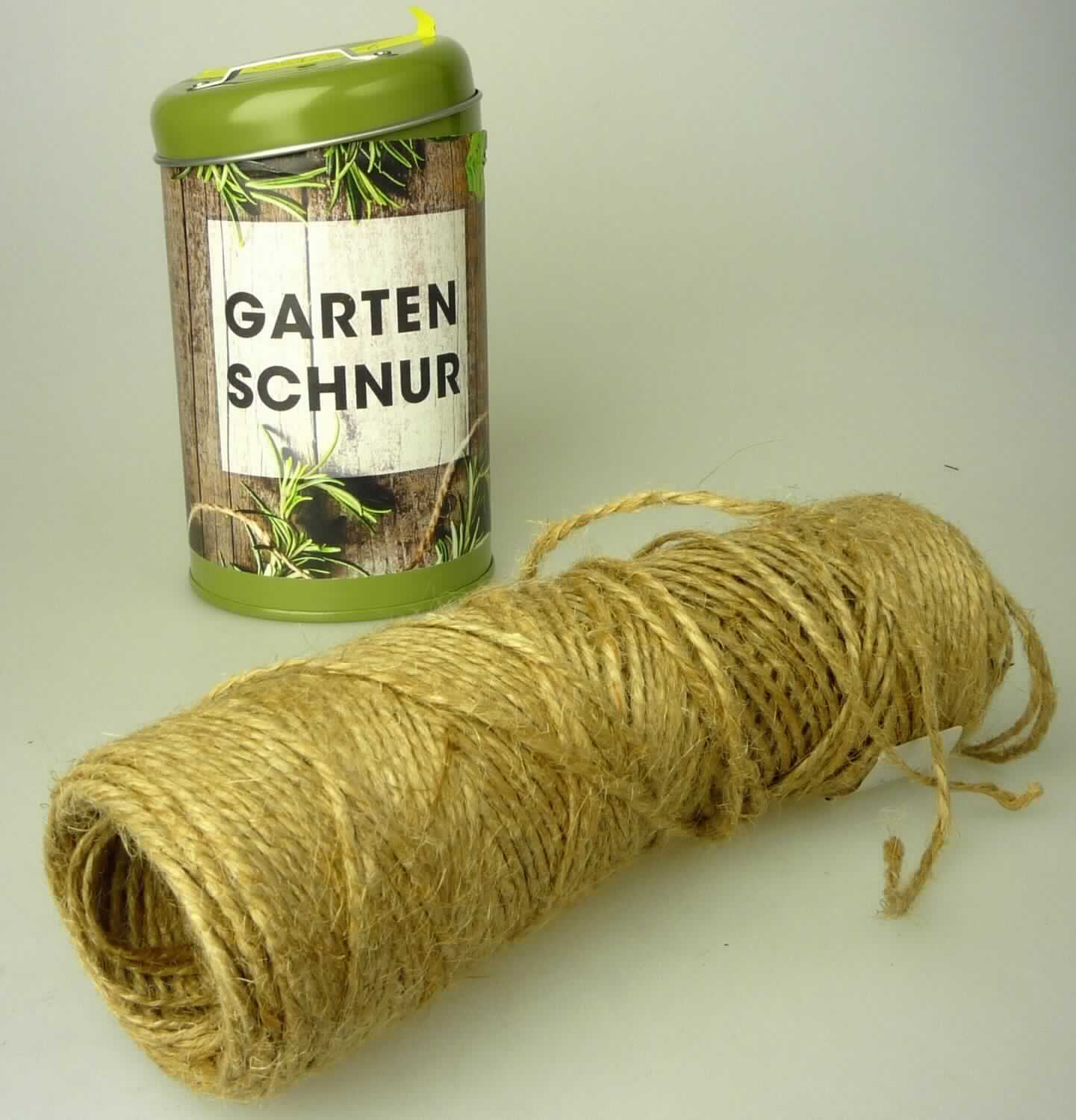 Garn, sog. Gartenschnur in Dose, Foto siehe Anlage,
- als Meterware, aufgerollt, in einer Dose aus unedlem Metall verpackt; die Dose soll laut Antrag mit Hinweisen auf
  den Inhalt bedruckt sein; aufgrund der einfachen Verarbeitung, der Ausstattung ("Loch im Deckel") und der
  Beschriftung handelt es sich um eine übliche Verpackung im Sinne der AV 5 b),
- laut Antrag mit einer Länge von 50 m, 
- laut Antrag aus Jute (pflanzlicher Spinnstoff), 
- mit einem Titer von weniger als 20.000 dtex (ca. 8500 dtex, somit kein Bindfaden der Position 5607),
- gezwirnt, mit einer S-Drehung als letzter Drehung.

"Garn aus Jute, gezwirnt"