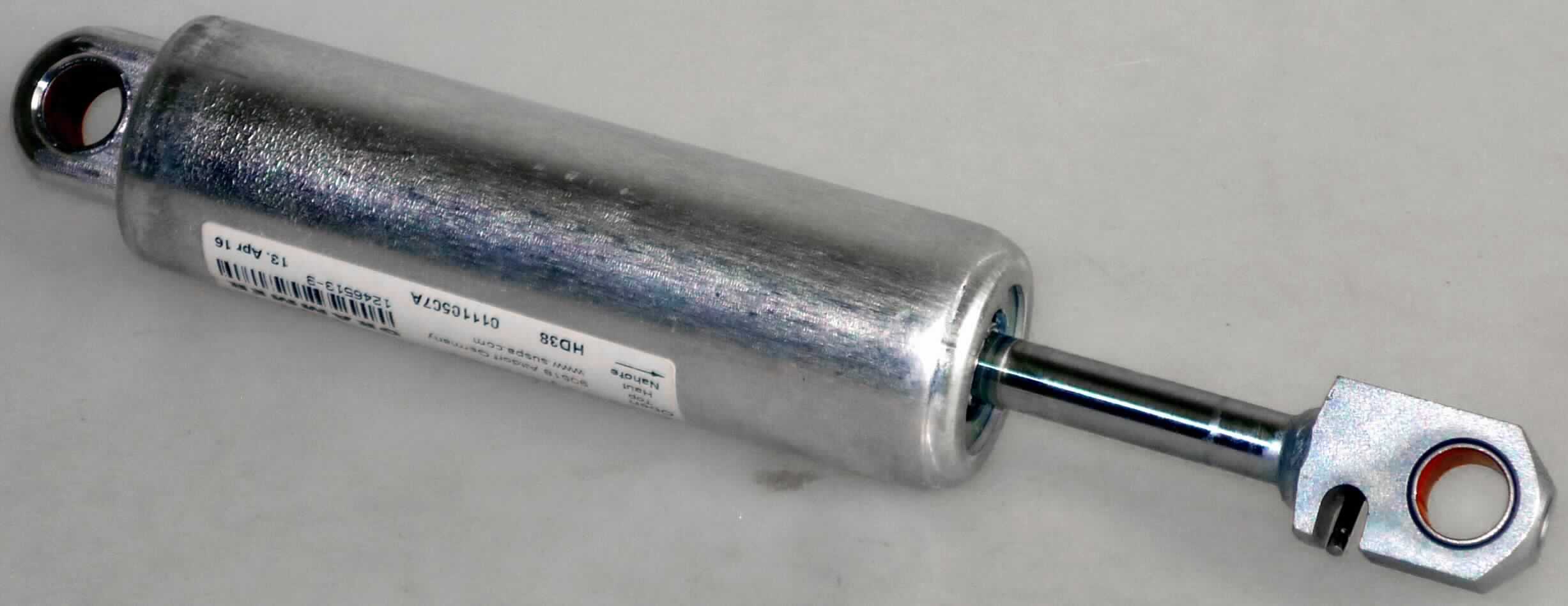 Es handelt sich um im Wesentlichen aus Stahl gefertigte, nahezu zylinderförmige Hydraulikdämpfer, bestehend aus einem mit Hydrauliköl befüllten Druckrohr und einem Kolben mit Kolbenstange. Die Erzeugnisse sind an beiden Enden mit einem sog. Auge zum Befestigen versehen.
Die Hydraulikdämpfer sind hauptsächlich zur Verwendung an Kraftfahrzeugen bestimmt, werden aber auch in anderen Fahrzeugen eingesetzt.
-Antragstellerangaben-

Abbildung siehe Anlage.

Derartige Erzeugnisse gehören als "den Beschlägen ähnliche Waren aus unedlen Metallen, für Karosserien für Kraftfahrzeuge" zum TARIC-Code 8302 3000 00.