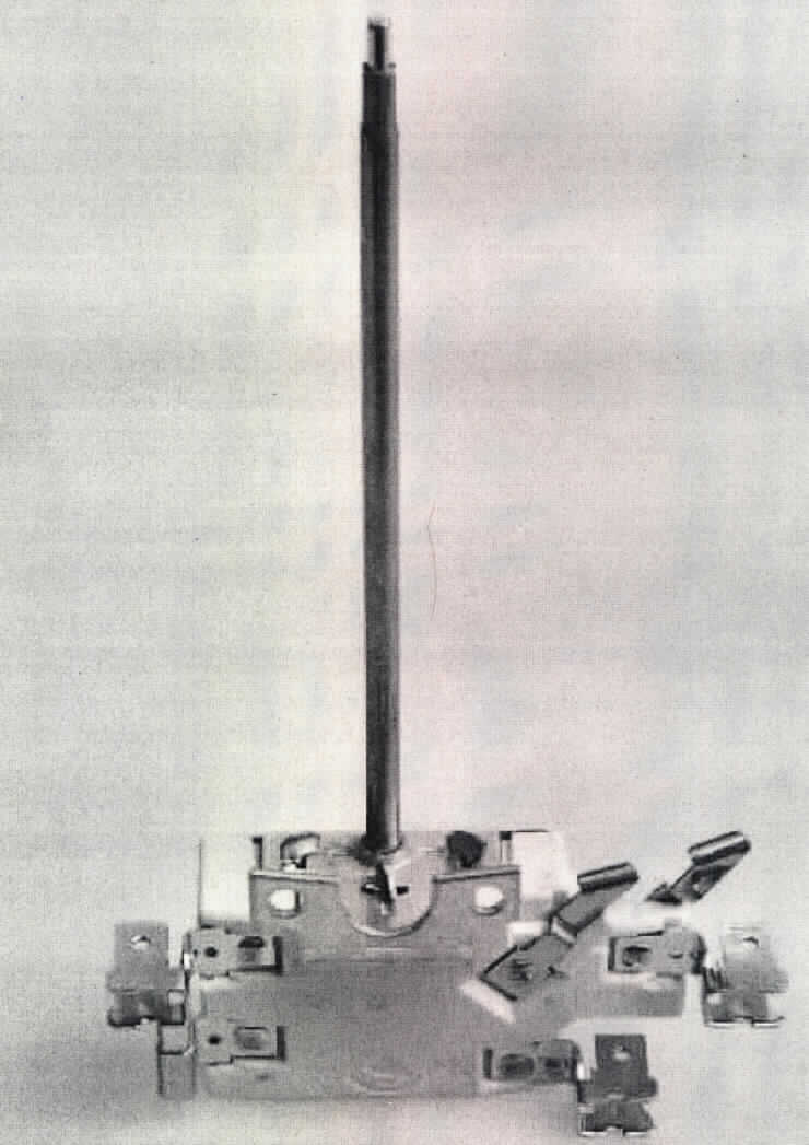 Stabregler, "Temperaturregler, Type 60.280.003/97", im Wesentlichen bestehend aus einem annähernd quaderförmigen, augenscheinlich aus einer Keramik bestehenden Gehäuse (ca. 60 x 30 x 15 mm) mit elektrischen Anschlusskontakten, zwei Bimetall-Schaltrelais sowie einem ca. 120 mm langen Temperaturfühler.
Äußere Form: siehe Abbildung in der Anlage.
Das Gerät dient als nichtelektronischer Thermostat mit Schalteinrichtungen der Regelung der Temperatur von Cerankochfeldern und schützt diese vor Überhitzung.
Das Gerät wird als "nichtelektronisches Gerät zum Regeln der Temperatur (Thermostat), nicht für zivile Luftfahrzeuge bestimmt" eingereiht.