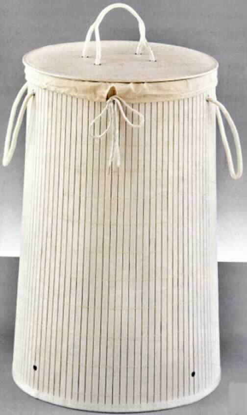 Nach den Antragsangaben und dem vorgelegten Warenmuster handelt es sich bei dem sog. "Wäschesammler weiß, Art. 13412" um eine zylindrische Korbmacherware (Durchmesser ca. 35 cm, Höhe ca. 60 cm). Das Erzeugnis besteht aus einem Korpus aus einer Matte in Form von parallel aneinandergefügten, mit Haltebändern aus Spinnstoff flächenförmig verbundenen (Flechtverfahren im Sinne der Anmerkung 3 zu Kapitel 46), etwa 1 cm breiten, weißen, biegsamen Stäbchen aus Bambus (Flechtstoff im Sinne der Anmerkung 1 zu Kapitel 46). Die Matte ist zusätzlich auf eine einfache Unterlage aus Spinnstoffgarnen aufgebracht und an den Rändern mit einem weißen Gewebeband aus Spinnstoffen eingefasst. In den Korpus ist eine runde Bodenplatte aus Holz sowie an der Oberseite zur Verstärkung ein Ring aus Metalldraht eingesetzt. Das Erzeugnis ist mit einem abnehmbaren Deckel ausgestattet, welcher aus zwei miteinander verklebten, rund zugeschnittenen Matten (der Beschaffenheit des Korpus entsprechend) besteht, die mit einem weißen Spinnstoffgewebeband eingefasst sind. Der Korpus und der Deckel sind mit weißen Spinnstofftauen als Tragegriffe ausgestattet.
In die Ware ist ein passend gearbeiteter, herausnehmbarer sog. Wäschesack aus einem wollweißen Baumwollgewebe eingesetzt, welcher mit einer Zugkordel verschlossen werden kann.

Im Hinblick auf den Umfang, das äußere Erscheinungsbild und die Bedeutung für die Verwendung bestimmt die aus Waren der Position 4601 hergestellte Ware den Charakter des zusammengesetzten Erzeugnisses.

Hinweise auf eine Fertigung in Handarbeit liegen nicht vor.

Eine Einreihung als Möbel in die Position 9403 kommt nicht in Betracht, da sog. Wäschekörbe nicht als Gebrauchsgegenstand der Ausstattung von Wohnungen, Hotels und dergleichen dienen.

Das Erzeugnis ist noch nicht zusammengesetzt in einem Polybeutel mit Pappeinleger verpackt.

Zolltarifrechtlich handelt es sich bei derartigen Waren um "Korbmacherwaren und andere Waren, aus Waren der Position 4601 hergestellt, aus pflanzlichen Stoffen, aus Bambus, nicht handgearbeitet".