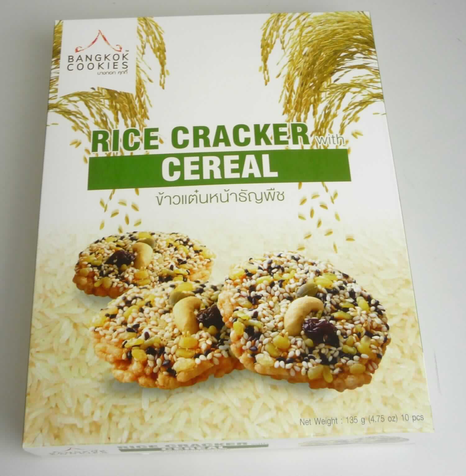 Reiscracker

Antragsangaben:
Artikel 50121 Reiscracker mit Getreide 135 g

Beschreibung des vorgelegten Warenmusters:
Bunt bedruckter und etikettierter Faltkarton; der Aufdruck enthält Angaben zum Erzeugnis (Reiscracker mit 
Getreide; 135 g) und zu den Zutaten (siehe Feld 8); darin in einer Kunststoffwanne einzeln in nicht bedruckten 
Aluminiumverbundfolienbeuteln eingeschweißte, runde Scheiben (Durchmesser ca. 6 cm, Dicke ca. 1,5 cm) 
aus aufgeblähten, bräunlichen, miteinander verklebten Reiskörnern, auf deren Oberseite Cashewnüsse, 
Rosinen, Sesam- und Kürbissamen und grüne Bohnenkerne aufgestreut sind.
Geschmack vorherrschend nach geröstetem, gepufftem Reis, süß.

Kakao: nach der Zutatenliste nicht enthalten

Lebensmittel, durch Aufblähen oder Rösten von Getreide oder Getreideerzeugnissen hergestellt, auf der 
Grundlage von Reis