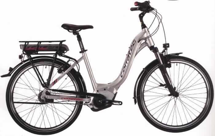 Pedal Electric Cycle (Pedelec), sog. teilmontiertes E-Bike, Foto der vollständigen Ware siehe Anlage, 
bestehend aus:
- einem aus mehreren rohrartigen Elementen zusammengeschweißten Rahmen aus (lt. Antrag) Aluminium, 
  der im unteren Bereich mit einer spezifischen Aufnahmevorrichtung für einen elektrisch angetriebenen 
  und mit einer Trethilfe ausgestatteten Mittelmotor (lt. Antrag: mit einer Nenndauerleistung von 250 Watt) 
  besonders gestaltet ist,
- einer Federgabel,
- einem Vorbau,
- einer Lenkvorrichtung mit Griffen,
- einem vollständigen Bremssystem (Felgenbremsen vorne und hinten),
- einem Sattel mit Sattelstütze,
- zwei 26" Laufrädern mit Bereifung,
- einem zur Aufnahme des Akkumulators (lt. Antrag: Akku Powerpack 400 Wh) besonders gestaltetem 
  Gepäckträgergestell,
- einer achtgängigen Nabenschaltung,
- einer Beleuchtungsanlage,
- zwei Schutzblechen und 
- einem Seitenständer,
- unvollständig, da Mittelmotor, Kette, Kurbel, Pedale, Bedieneinheit und Akkumulator fehlen (weist jedoch 
  im vorliegenden Zustand bereits die wesentlichen Beschaffenheitsmerkmale der vollständigen Ware auf).

"Fahrrad mit Elektrohilfsmotor (Pedelec), mit einer Trethilfe, mit einer Nenndauerleistung von 250 Watt 
oder weniger"