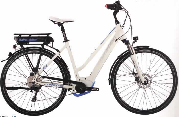 Pedal Electric Cycle (Pedelec), sog. teilmontiertes E-Bike, Foto der vollständigen Ware siehe Anlage, 
bestehend aus:
- einem aus mehreren rohrartigen Elementen zusammengeschweißten Rahmen aus (lt. Antrag) Aluminium, 
  der im unteren Bereich mit einer spezifischen Aufnahmevorrichtung für einen elektrisch angetriebenen 
  und mit einer Trethilfe ausgestatteten Mittelmotor (lt. Antrag: mit einer Nenndauerleistung von 250 Watt) 
  besonders gestaltet ist,
- einer Federgabel,
- einem Vorbau,
- einer Lenkvorrichtung mit Griffen,
- einem vollständigen Bremssystem (Scheibenbremsen vorne und hinten),
- einem Sattel mit Sattelstütze,
- zwei 28" Laufrädern mit Bereifung,
- einem zur Aufnahme des Akkumulators (lt. Antrag: Akku Powerpack 500 Wh) besonders gestaltetem 
  Gepäckträgergestell,
- einer zehngängigen Kettenschaltung,
- einer Beleuchtungsanlage,
- zwei Schutzblechen und 
- einem Seitenständer,
- unvollständig, da Mittelmotor, Kette, Kurbel, Pedale, Bedieneinheit und Akkumulator fehlen (weist jedoch 
  im vorliegenden Zustand bereits die wesentlichen Beschaffenheitsmerkmale der vollständigen Ware auf).

"Fahrrad mit Elektrohilfsmotor (Pedelec), mit einer Trethilfe, mit einer Nenndauerleistung von 250 Watt 
oder weniger"