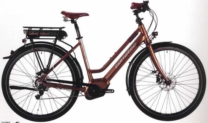 Pedal Electric Cycle (Pedelec), sog. teilmontiertes E-Bike, Foto der vollständigen Ware siehe Anlage, 
bestehend aus:
- einem aus mehreren rohrartigen Elementen zusammengeschweißten Rahmen aus (lt. Antrag) Aluminium, 
  der im unteren Bereich mit einer spezifischen Aufnahmevorrichtung für einen elektrisch angetriebenen 
  und mit einer Trethilfe ausgestatteten Mittelmotor (lt. Antrag: mit einer Nenndauerleistung von 250 Watt) 
  besonders gestaltet ist,
- einer Starrgabel,
- einem Vorbau,
- einer Lenkvorrichtung mit Griffen,
- einem vollständigen Bremssystem (Scheibenbremsen vorne und hinten),
- einem Sattel mit Sattelstütze,
- zwei 29" Laufrädern mit Bereifung,
- einem zur Aufnahme des Akkumulators (lt. Antrag: Akku Powerpack 500 Wh) besonders gestaltetem 
  Gepäckträgergestell,
- einer Kettenschaltung,
- einer Beleuchtungsanlage,
- zwei Schutzblechen und 
- einem Seitenständer,
- unvollständig, da Mittelmotor, Kette, Kurbel, Pedale, Bedieneinheit und Akkumulator fehlen (weist jedoch 
  im vorliegenden Zustand bereits die wesentlichen Beschaffenheitsmerkmale der vollständigen Ware auf).

"Fahrrad mit Elektrohilfsmotor (Pedelec), mit einer Trethilfe, mit einer Nenndauerleistung von 250 Watt 
oder weniger"