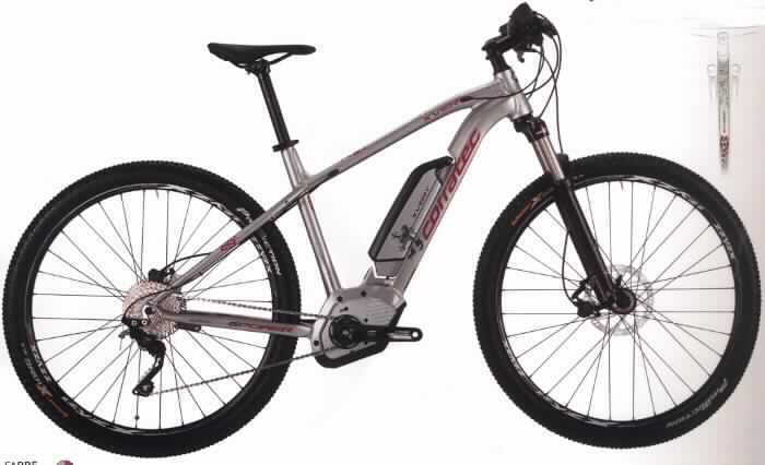 Pedal Electric Cycle (Pedelec), sog. teilmontiertes E-Bike, Foto der vollständigen Ware siehe Anlage, 
bestehend aus:
- einem aus mehreren rohrartigen Elementen zusammengeschweißten Rahmen aus (lt. Antrag) Aluminium, 
  der im unteren Bereich mit einer spezifischen Aufnahmevorrichtung für einen elektrisch angetriebenen 
  und mit einer Trethilfe ausgestatteten Mittelmotor (lt. Antrag: mit einer Nenndauerleistung von 250 Watt)
  sowie zur Aufnahme eines Akkumulators (lt. Antrag: Akku Powerpack 500 Wh) besonders gestaltet ist,
- einer Federgabel,
- einem Vorbau,
- einer Lenkvorrichtung mit Griffen,
- einem vollständigen Bremssystem (Scheibenbremsen vorne und hinten),
- einem Sattel mit Sattelstütze,
- zwei 29" Laufrädern mit Bereifung und 
- einer Kettenschaltung,
- unvollständig, da Mittelmotor, Kette, Kurbel, Pedale, Bedieneinheit und Akkumulator fehlen (weist jedoch 
  im vorliegenden Zustand bereits die wesentlichen Beschaffenheitsmerkmale der vollständigen Ware auf).

"Fahrrad mit Elektrohilfsmotor (Pedelec), mit einer Trethilfe, mit einer Nenndauerleistung von 250 Watt 
oder weniger"