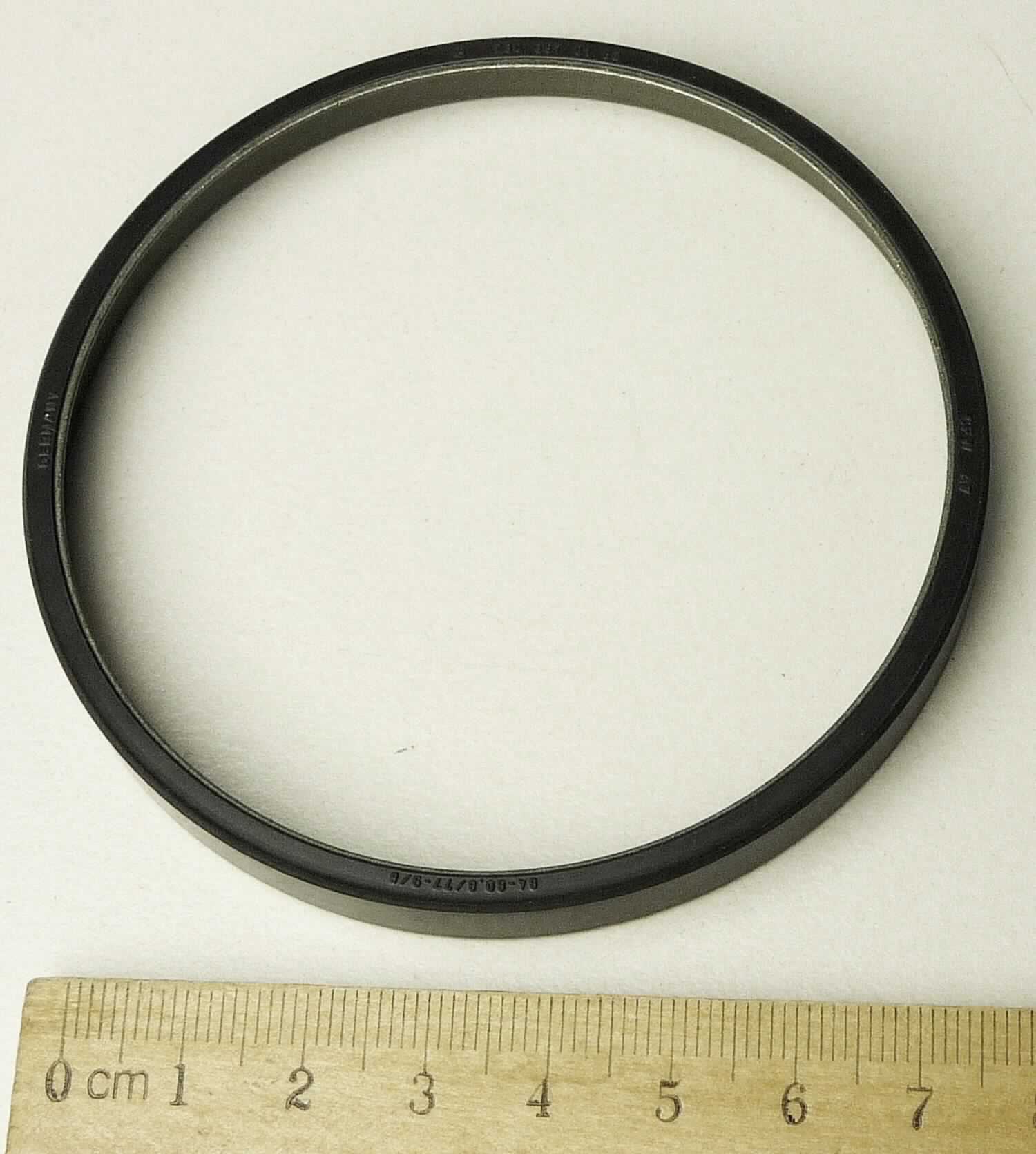 Simmerring-Encoder, im Wesentlichen bestehend aus einer ringförmigen Ware aus Nitril (80 NBR 181472), mit dem Innendurchmesser von ca. 81 mm, dem Außendurchmesser von ca. 84 mm und einer Höhe von ca. 9 mm.
Die Ware ist an der Oberkante rechtwinklig nach innen gebogen, so dass sich der innere Durchmesser auf ca. 77 mm reduziert. Die Außenfläche des Rings ist vollständig und die Oberseite des Rings teilweise mit einem Kunststoffüberzug versehen, in welchem eine Magnetspur integriert ist.

Die Ware wird im Antriebsstrang bei Kurbelwellengetrieben und Nockenwellen u. a. in der Automobilindustrie verwendet. Die Ware sorgt aufgrund der radialen Anordnung der Magnetspur als Encoder (Geber) zur Ermittlung der Impulse für die Messung der Drehzahl und des Drehwinkels.

Zur äußeren Form siehe Abbildung in der Anlage.

Die Ware wird als "Teil, erkennbar hauptsächlich bestimmt für ein Gerät zum Messen oder Prüfen, in Kapitel 90 anderweit weder genannt noch inbegriffen, nicht in den Unterpositionen (TARIC) 9031 1000 10 bis 9031 8080 00 erfasst" eingereiht.