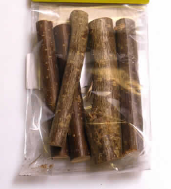"Knabber-Hölzer, Art. 02093"
- zehn ca. 10,5 cm lange Holzstücke aus Haselnussholz mit anhaftender Rinde (lt. Antragsteller),
  an den Enden mit abgerundeten Kanten,
- verpackt in einem Folienbeutel mit bedrucktem Etikett,
- zur Verwendung als Nagerspielzeug.
(Abbildung siehe Anlage)

"Andere als in den Positionen 4401 bis 4420 genannte Ware aus Holz, keine Kleiderbügel, nicht aus 
 Bambus, nicht aus Faserplatten, kein Sarg, kein Bügelbrett und -tisch, kein Stammstück"