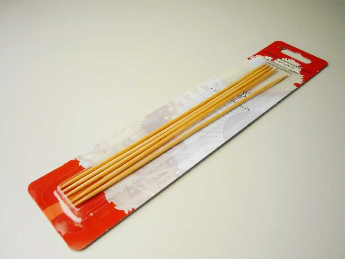 Strumpfstricknadelspiel, 
- Stricknadeln aus Bambus (lt. Antrag), an beiden Seiten angespitzt,
- mit einer Länge von ca. 20 cm, in verschiedenen Stärken von 2,0 - 7,0 mm,
- als Set zu 5 Stück mit der gleichen Stärke in einer üblichen Verkaufsverpackung
  (Blisterverpackung).
(Abbildung siehe Anlage)

"Andere als in den Positionen 4401 bis 4420 erfasste Waren aus Holz, kein Kleiderbügel, aus Bambus;
 sog. Strumpfstricknadelspiel"