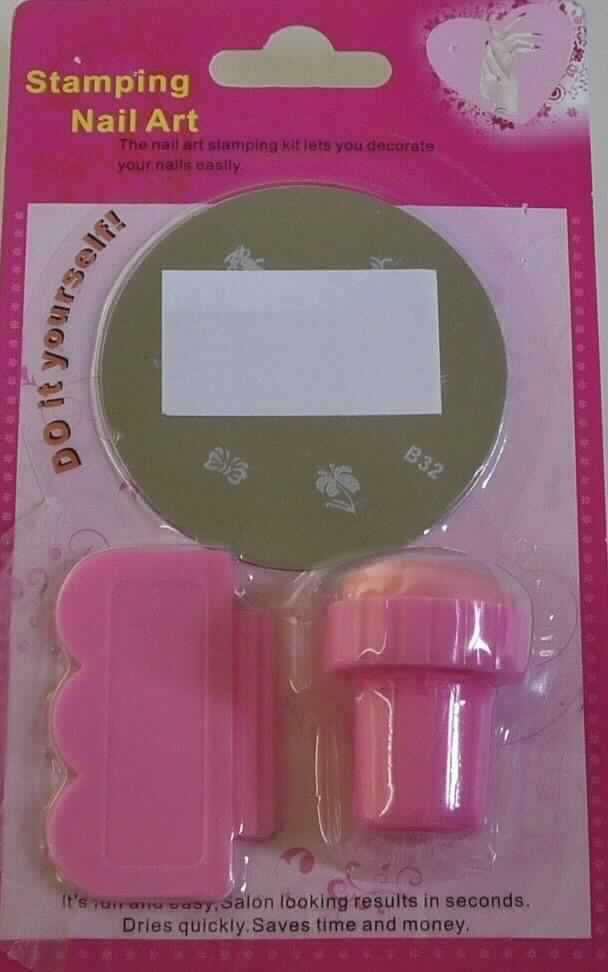 Bei der als "3er Set Stempel für Nageldekoration" (Art. 721422) bezeichneten Ware handelt es sich um eine Warenzusammenstellung in Aufmachung für den Einzelverkauf, bestehend aus
-	einer auf der Oberseite mit sieben eingefrästen Motiven versehenen Stahlplatte mit einem Durchmesser von ca. 56 mm
-	einem Schaber aus Kunststoff, im Wesentlichen bestehend aus einem Handgriff und einer Klinge aus Kunststoff (ca. 47 x 29 mm groß)
-	einem zylindrischen Feuchtstempel aus Kunststoff ohne Prägung mit einem Durchmesser von ca. 25 mm und einer Länge von ca. 30 mm.

Die drei Waren dienen dem Verzieren von Fingernägeln und sind gemeinsam auf einer Pappkarte aufgeblistert.

Ein charakterbestimmender Bestandteil der Warenzusammenstellung ist nicht zu ermitteln, so dass sie in die letztgenannte der in Betracht kommenden Positionen eingereiht wird.

Sie wird als "den Stempeln ähnliche Ware für den Handgebrauch" eingereiht.