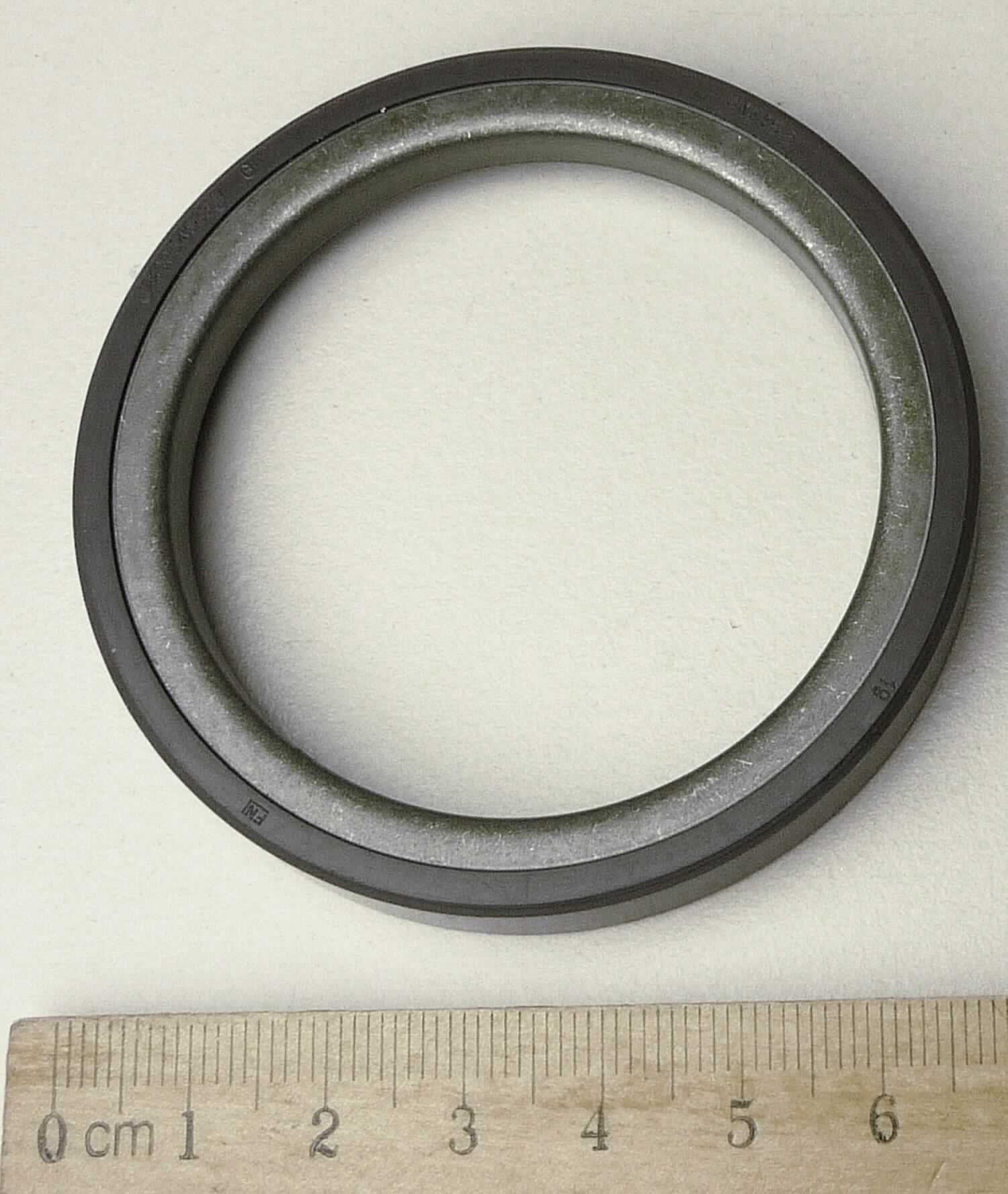 Multipol-Encoder, im Wesentlichen bestehend aus einer ringförmigen Ware aus hydriertem Nitrilkautschuk (85 HNBR 261690), mit dem Innendurchmesser von ca. 54 mm, dem Außendurchmesser von ca. 68 mm und einer Höhe von ca. 10 mm. Die Ware ist an der Außen- und an der Innenkante rechtwinklig in die gleiche Richtung gebogen. Die innere Kante weist eine Höhe von ca. 6 mm auf. Die äußere Kante ist komplett und die Oberseite des Rings teilweise mit einem Kunststoffüberzug versehen, in welchem eine Magnetspur integriert ist.

Die Ware wird als Encoder (Geber) verwendet, um aufgrund der axialen Anordnung der Magnetspur die Impulse zur Ermittlung der Drehzahl in einem Getriebe zu bestimmen.

Zur äußeren Form siehe Abbildung in der Anlage.

Die Ware wird als "Teil, erkennbar hauptsächlich bestimmt für ein Gerät zum Messen oder Prüfen, in Kapitel 90 anderweit weder genannt noch inbegriffen, nicht in den Unterpositionen (TARIC) 9031 1000 00 bis 9031 8080 00 erfasst" eingereiht.