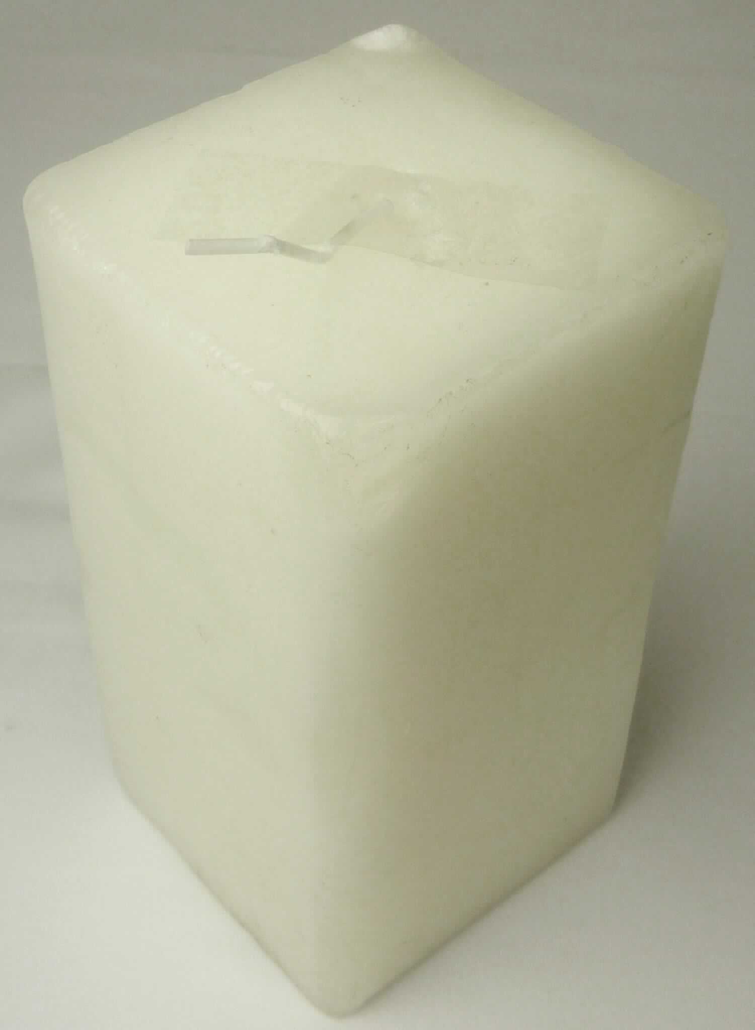 Angaben:
Candle, fully refined paraffin, nicht für den Einzelverkauf vorgesehen, Ölgehalt des Paraffins (ISO 2908): 0,1 %.

Feststellungen:
Es handelt sich um rechteckige,weiße Paraffinblöcke (ca. 8 x 8 x 16cm) mit einer durchgehenden mittigen Bohrung in Längsrichtung. In der Bohrung steckt ein paraffinummantelter Faden, Durchmesser ca. 2mm, Länge ca. 11 cm, der leicht entfernt werden kann. 

Befund:
Paraffin mit einem Gehalt an Öl von weniger als 0,75 GHT, andere.