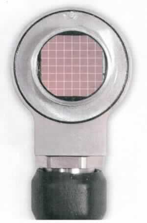 Sog. Ultraschallsensor, "Matrix Array Transducer (Instrument)", im Wesentlichen bestehend aus einem Sensorkopf mit Sender- und Empfängereinheit mit 52 unabhängigen Sensorelementen mit einer Sendefrequenz von 20 MHz, einem 2m langen Anschlusskabel sowie einem Anschlussstecker. 
Äußere Form: siehe Abbildung in der Anlage.
Das Gerät ist ausweislich der Herstellerangaben Teil eines Ultraschallprüfgerätes (TESSONICS® RSWA) für zerstörungsfreie Prüfungen von verschiedenen Materialien. Es ist keine Ware der Pos. 9027, da der Sensor nach seinen objektiven Beschaffenheitsmerkmalen nicht für die im Positionswortlaut genannten Untersuchungen und Messungen geeignet ist.
Die Ware wird als "Teil erkennbar hauptsächlich bestimmt für ein Gerät zum Messen oder Prüfen, in Kapitel 90 anderweit weder genannt noch inbegriffen" eingereiht.