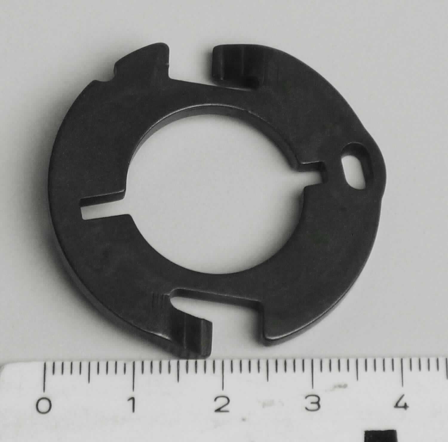Sog. Platte, im Wesentlichen bestehend aus einer ringförmigen Ware aus unedlem Metall (Innen-Ø ca. 2,0 cm, Außen-Ø ca. 3,8 cm), mit spezifischen Aussparungen, um an einer Baugruppe (Topf) eines Sollwertgebers (nicht Gegenstand dieser vZTA-Entscheidung) in einem elektronischen Motorsteuergerät eines Kfz, montiert werden zu können. Durch Drehen der Baugruppe im Gerät mittels Welle, wird durch eine Schaltnoppe, eine Schaltposition auf dem Potentiometer (ebenfalls nicht Gegenstand dieser vZTA-Entscheidung) bestimmt. Der Sollwertgeber wandelt mithilfe des Potentiometers die Fahrpedalstellung in ein elektrisches Signal um.

äußere Form: siehe Abbildung in der Anlage

Die Ware wird als "Teil, erkennbar hauptsächlich bestimmt für ein Gerät zum Messen oder Prüfen, in Kapitel 90 anderweit weder genannt noch inbegriffen, nicht von den Unterpositionen (TARIC) 9031 1000 00 bis 9031 8080 00 erfasst" eingereiht.