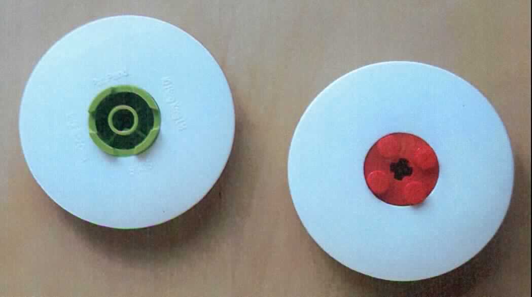 Angabe des Antragstellers:
Set aus zwei Radiergummis mit integriertem Lego Klemmbaustein versehen.

Untersuchungsergebnisse an einem Warenmuster:
Zwei flache, diskusartige Radiergummis (Durchmesser: ca. 4,8 cm) aus einem weißen, elastischen Kautschukmaterial. In der Mitte der Scheiben befindet sich jeweils ein roter bzw. grüner, runder Lego-Baustein.
Die Radiergummis befinden sich in Aufmachung für den Einzelverkauf in einer bunt bedruckten Pappfaltschachtel (Kennzeichnung (Auszug): "LEGO 2 Erasers").

Befund:
Es liegen Radiergummis aus Weichkautschuk im Sinne der Position 4016 vor.