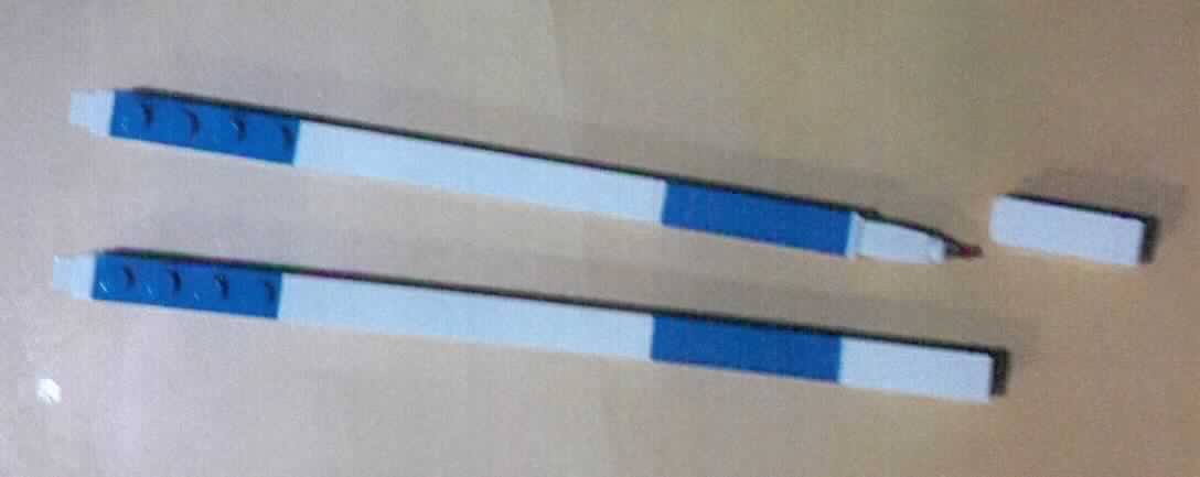 Es handelt sich bei dem sog "Set mit 2 blauen Gelschreibern" um zwei Kugelschreiber, im Wesentlichen bestehend aus je einem blau-weißen, mehrteilen Gehäuse aus Kunststoff, das eine auswechselbare Mine mit blauer, pastöser Schreibflüssigkeit sowie Schreibspitze mit Schreibkugel umschließt. 
Das ca. 15,7 cm lange, im Querschnitt quadratische Gehäuse ist im hinteren Bereich mit einem integrierten LEGO-Klemmbaustein versehen. Die Schreibspitze wird durch eine weiße Kunststoffkappe abgedeckt. 
Je zwei Stück der Ware sind in einer bedruckten Pappschachtel verpackt. 

Das Erzeugnis ist jeweils als "Kugelschreiber, nicht mit flüssiger Tinte, mit auswechselbarer Mine" einzureihen.