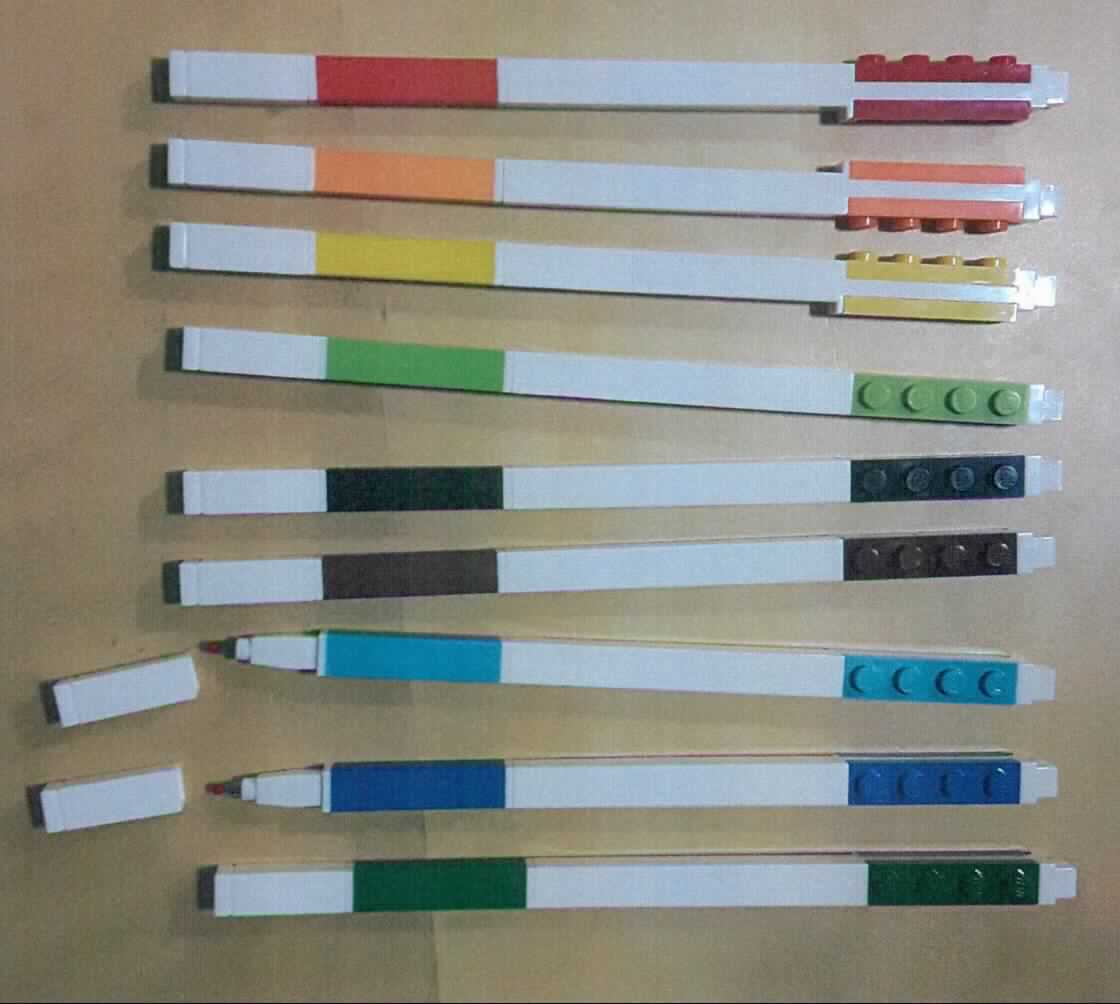 Es handelt sich bei dem sog "Set mit 9 verschieden farbigen Gelschreibern"  um neun Kugelschreiber in den Farben orange, gelb, grün, dunkelgrün, blau, dunkelblau, braun, schwarz und rot schreibend, im Wesentlichen bestehend aus einem mehrteiligen, eckigen Kunststoffgehäuse (Länge ca. 15,7 cm) mit abnehmbarer Schutzkappe, das eine Tintenmine mit Kugel am Schreibende umschließt. Die auswechselbaren Minen der Erzeugnisse beinhalten farbige, nicht flüssige Tinte. 
Am oberen Ende der Kugelschreiber befindet sich je eine Nachbildung eines Legosteins. 

Die Kugelschreiber sind in einer bedruckten Pappschachtel verpackt. 

Die Waren sind als "Kugelschreiber, nicht mit flüssiger Tinte, mit auswechselbarer Mine" einzureihen.