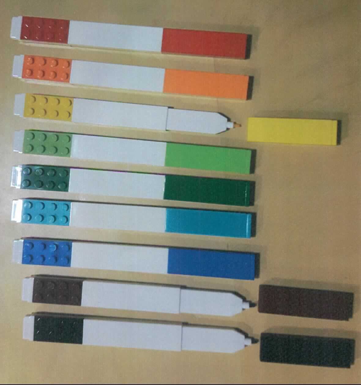 Es handelt sich bei dem sog "Set mit 9 verschieden farbigen Fasermalerstiften" um neun Schreiber mit poröser Spitze in den Farben rot, gelb, grün, blau, dunkelblau, dunkelgrün, braun, rot und schwarz schreibend. Die Erzeugnisse besitzen je ein eckiges Kunststoffgehäuse (Länge ca. 15,7 cm) mit abnehmbarer Schutzkappe zum Abdecken der Spitze.

Die Schreiber sind in einer Pappschachtel verpackt.

Die Ware ist als "Schreiber mit poröser Spitze" einzureihen.