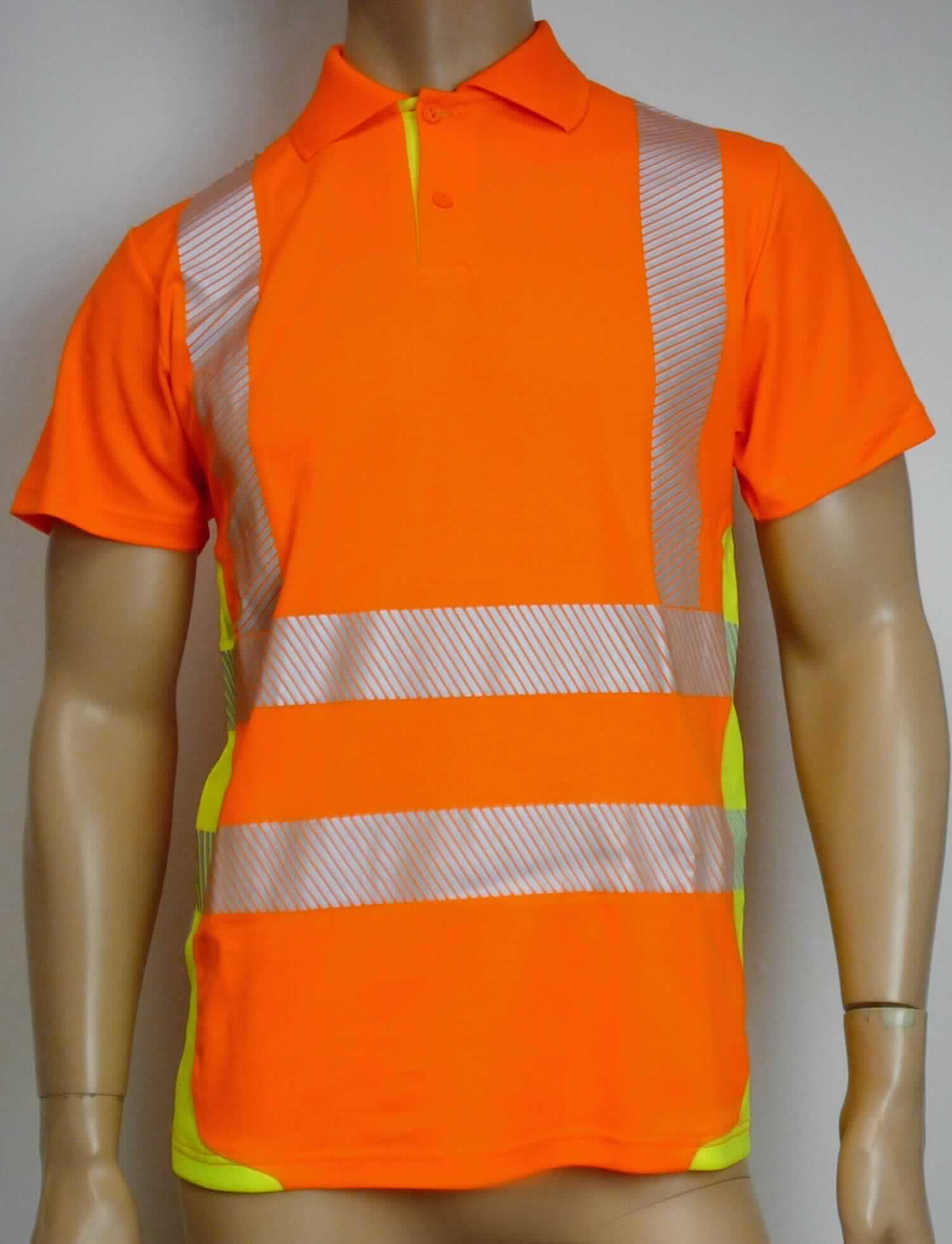 Hemd, sog. Warnschutz Polo-Shirt, Größe S, Foto siehe Anlage,
- aus ca. 1,2 mm dicken, verschieden farbigen, buntgewirkten Gewirken aus laut Antrag 70 % Polyester 
  (synthetische Chemiefasern) und 30 % Baumwolle,
- mit durchschnittlich mehr als 10 Maschen je linearen Zentimeter in jeder Richtung,
- über den Schritt reichend (Rückenlänge: ca. 72 cm),
- mit einem Umlegekragen aus einfarbigen, gerippt gewirkten Gewirken,
- vorn mit einer kurzen Öffnung mit Knopfverschluss von links über rechts (Männerkleidung),
- mit kurzen Ärmeln,
- vorn und hinten mit aufgedruckten, reflektierenden Streifen ausgestattet,
- am unteren Rand und an den Ärmelenden durch Umschlagen und Festnähen gesäumt.

"Hemd, aus Gewirken, für Männer, aus synthetischen Chemiefasern"