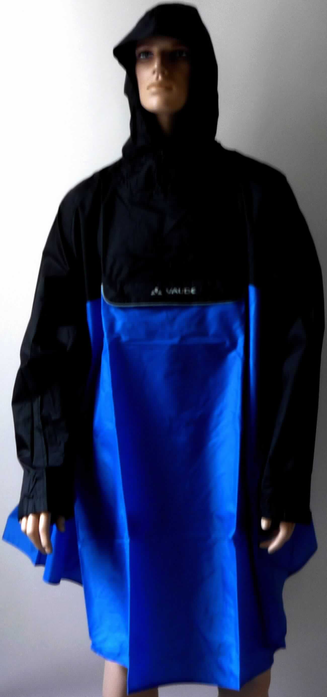 Regenkleidung, sog. Valero Poncho, Art. 03717, Größe L, Foto siehe Anlage,
- aus verschiedenen, ca. 0,1 mm dicken, einfarbigen Geweben aus laut Antrag 100 % Polyamid (synthetische 
  Chemiefasern); die Gewebe weisen auf der Innenseite einen Glanz auf und sollen mit Kunststoff (laut Antrag: 
  Polyurethan) bestrichen sein, das Bestreichen mit Kunststoff ist mit bloßem Auge jedoch nicht wahrnehmbar 
  (keine Meterware der Position 5903), somit keine Kleidung der Position 6210,
- fast bis an die Knie reichend (Rückenlänge: ca. 102 cm), 
- weit geschnitten, 
- mit einer angesetzten Kapuze mit Tunnelzug,
- ohne Öffnung und ohne Verschluss, somit u. a. kein Mantel oder mantelähnliches Kleidungsstück,
- ohne Hinweise auf den Trägerkreis (unisex),
- mit langen Ärmeln (somit kein Umhang oder umhangähnliches Kleidungsstück); an den Ärmelenden mittels 
  Klettverschlussriegel zu verengen, 
- vorn im Brustbereich mit einer eingesetzten, zum Verstauen der Regenkleidung nutzbaren Tasche mit 
  Reißverschluss, Patte und innen eingenähten, elastischen Bändern mit Klickverschluss,
- vorn mit seitlichen Eingriffsöffnungen mit Druckknopfverschluss, 
- mit reflektierenden Streifen und Aufdrucken verziert,
- am unteren, stark abgerundeten Rand durch Umschlagen und Festnähen gesäumt,
- wird im Allgemeinen über jeder anderen Kleidung und zum Schutz gegen das Wetter getragen, somit kein Kleid.

"Kleidung, andere als in den Positionen 6201 bis 6210 und in den Unterpositionen 6211 11 bis 6211 20 genannte,
 aus Geweben, für Frauen, aus Chemiefasern, andere als in den Unterpositionen 6211 4310 bis 6211 4342
 genannte"