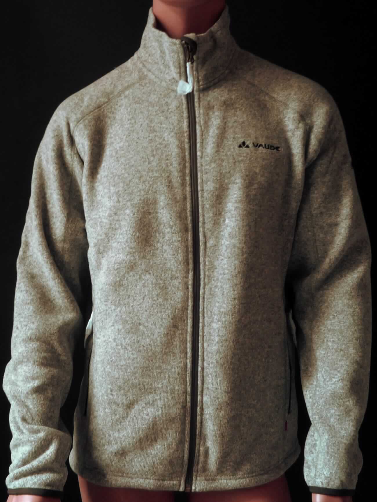 Blouson, sog. Me Rienza Jacket, Art. 04677, Größe 52/L, Foto siehe Anlage,
- aus ca. 2,1 mm dicken, einseitig (Innenseite) gerauten, buntgewirkten Gewirken (melierte Garne) aus laut Antrag
  100 % Polyester (synthetische Chemiefasern),
- über die Taille reichend (Rückenlänge: ca. 71 cm), 
- mit einem Stehkragen,
- vorn mit einer durchgehenden Öffnung mit einem bis in die Kragenspitzen reichenden Reißverschluss, am 
  Kragenrand mit einer kurzen Überlappung von links über rechts (Männerkleidung),
- mit langen Ärmeln, die über den unteren Rand des Kleidungsstücks hinausreichen; an den Ärmelenden 
  elastisch verengt,
- vorn mit zwei eingesetzten Taschen mit Reißverschluss unterhalb der Taille,
- am unteren, mit einem Tunnelzug zu verengenden Rand durch Umschlagen und Festnähen gesäumt, 
- erfüllt die Merkmale zur Einreihung als Blouson, somit keine Jacke.

"Blouson aus Gewirken, für Männer, aus Chemiefasern"