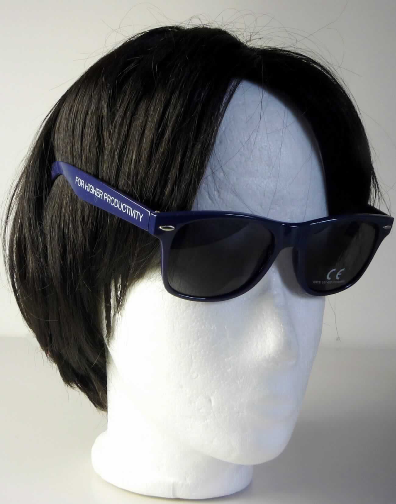 Sog. Sonnenbrille Retro-Design, im Wesentlichen bestehend aus einer Brillenfassung aus dunkelblauem Kunststoff mit blau verspiegelten Brillengläsern aus Polycarbonat der Sonnenschutzklasse 3 (siehe Bügelinnenseite). Beidseitig ist die Fassung mit länglich ovalen ca. 7 mm breiten und ca. 2 mm hohen Kunststoffaufsätzen verziert. Die Brillenbügel sind beide auf der Außenseite beschriftet (links: "HAIDLMAIR.com", rechts: "FOR HIGHER PRODUCTIVITY"). Der rechte Bügel ist auf der Innenseite mit " CE CAT.3" und einem Adressaufkleber, der Linke mit "Taiwan" beschriftet. Zudem befindet sich auf dem linken Brillenglas ein Aufkleber mit der Aufschrift " CE 100% UV 400 Protection".
Äußere Form siehe Abbildung in der Anlage.

Die Ware, welche in einem Kunststoffbeutel verpackt ist, wird als "Sonnenbrille, nicht mit optisch bearbeiteten Gläsern, mit Brillengläsern aus Kunststoff" eingereiht.