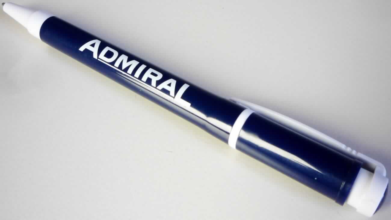 Es handelt sich bei dem sog. "Kugelschreiber, Modell Admiral" um einen Kugelschreiber,
im Wesentlichen bestehend aus einem blau-weißen, mehrteilen Gehäuse aus Kunststoff,
das eine auswechselbare Mine mit blauer, pastöser Schreibflüssigkeit sowie
Schreibspitze mit Schreibkugel umschließt.
Das, im Querschnitt runde Gehäuse, ist im hinteren Bereich mit
einem weißen Clip versehen, im vorderen Bereich ist der Schriftzug "ADMIRAL" zu 
sehen. 

Das Erzeugnis ist als "Kugelschreiber, nicht mit flüssiger Tinte, mit auswechselbarer Mine" einzureihen.