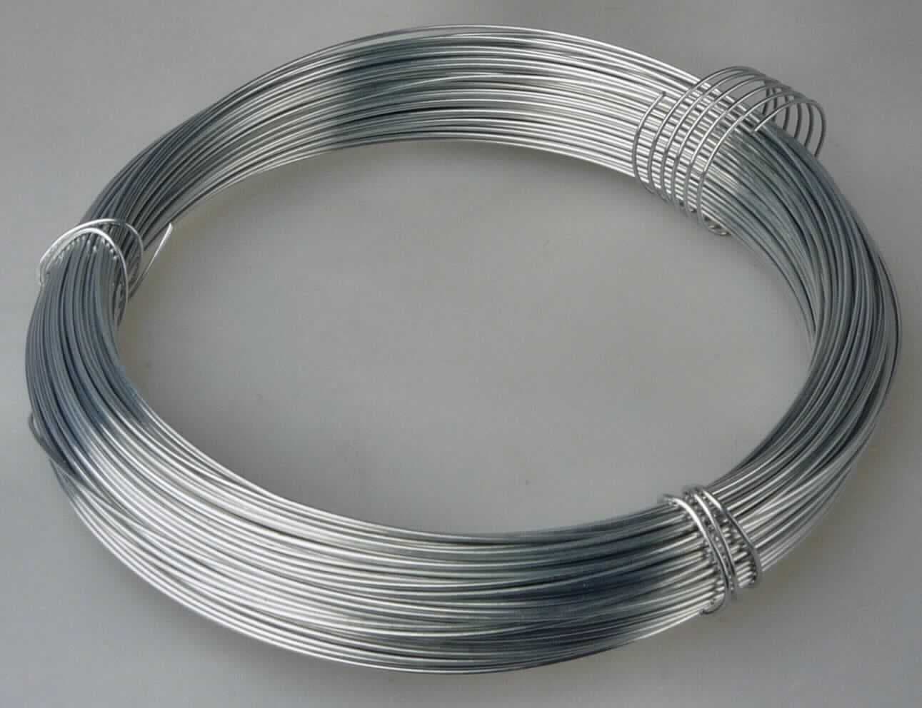 Draht aus Stahl, verzinkt

Bei der Ware handelt es sich um ein gezogenes metallisches Erzeugnis, mit über die gesamte Länge von 50 m gleichbleibendem kreisförmigen Querschnitt (Draht), aufgewickelt in Form eines Ringes. Der Durchmesser des Drahtes beträgt 0,8 mm. Bei dem Material handelt es sich um nicht legierten Stahl mit einem Kohlenstoffgehalt von weniger als 0,25 GHT. Oberflächlich ist der Draht zusätzlich verzinkt. Das Erzeugnis ist für den Einzelverkauf aufgemacht. 

Die Ware ist nach ihrer Beschaffenheit als verzinkter Draht, aus nicht legiertem Stahl, mit einem Kohlenstoffgehalt von weniger als 0,25 GHT und einer größten Querschnittsabmessung von 0,8 mm oder mehr, in die KN-Unterposition 7217 2030 einzureihen.