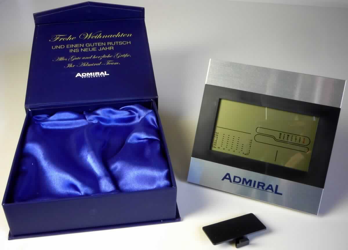 Wetterstation, in Form einer zusammengesetzten Ware, im Wesentlichen bestehend aus einem Kunststoffgehäuse (130 mm x 130 mm x 20 mm) mit LC-Display (äußere Form siehe Abbildung in der Anlage). Die Wetterstation dient der Ermittlung und Anzeige der Temperatur und der Luftfeuchtigkeit im Innenbereich (charakterbestimmender Bestandteil in Bezug auf die Verwendung) sowie der Anzeige der Uhrzeit und des Kalenderdatums. 
Die in einer Geschenkbox aus Pappe verpackte Ware wird als "elektronisches Thermometer kombiniert mit einem Hygrometer, nicht von den Unterpositionen (TARIC) 9025 8040 10 bis 9025 8040 50 erfasst" eingereiht.