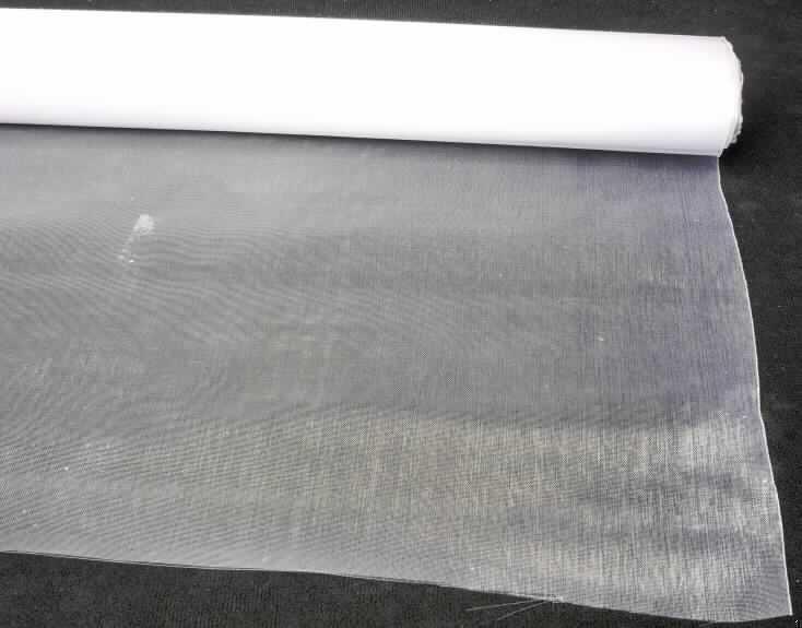 Gewebe, sog. Deko Organzastoffrolle, weiß, siehe beigefügtes Foto,
- als Meterware auf Rollen,
- lt. Antrag mit einer Länge von ca. 5 m und einer Breite von ca. 36 cm,
- lt. Untersuchungsergebnis:
-- aus ungezwirnten, nicht hochfesten Garnen aus synthetischen Filamenten (Polyamid),
-- in Leinwandbindung,
-- weiß gefärbt (gebleicht),
-- durch Heißschneiden der Ränder in einfacher Weise gegen das Ausriefeln gesichert, damit
   nicht konfektioniert,
- in einer klarsichtigen Kunststofffolie verpackt.

"Gewebe aus Garnen aus synthetischen Filamenten, nicht aus hochfesten Garnen, in Leinwandbindung,
 mit einem Anteil an Filamenten aus Polyamiden von 85 GHT oder mehr, gebleicht"