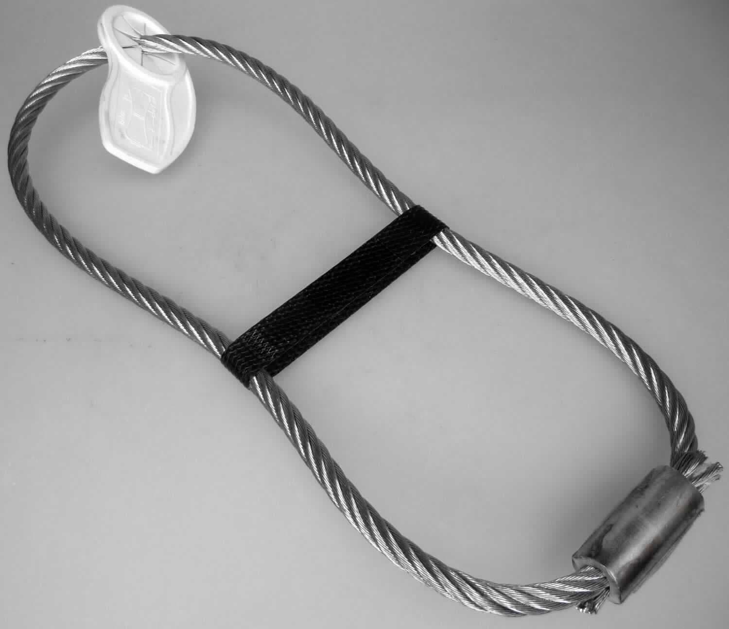 Seilschlinge aus Stahl

 Bei der als "Drahtseilabhebeschlaufe" bezeichneten Ware handelt es sich um ein zu einer endlosen Schlaufe geformtes Stahldrahtseil (Querschnittsabmessung etwa 8 mm), bestehend aus mehreren, durch Zusammendrehen von zahlreichen Einzeldrähten hergestellten Litzen, die um eine Einlage aus Spinnstoff verseilt sind. Das Erzeugnis wird durch eine Pressklemme aus Aluminium zusammengehalten und mittig durch ein Kunststoffband abgeschnürt.
Es wird zum Transport von Betonfertigteilen verwendet.

An dem Erzeugnissen ist jeweils ein sog. Tragkraftschild aus Kunststoff mit Produktinformationen befestigt.

Die Ware ist als "Seilschlinge, aus Stahl" in den TARIC-Code 7312 9000 00 einzureihen.