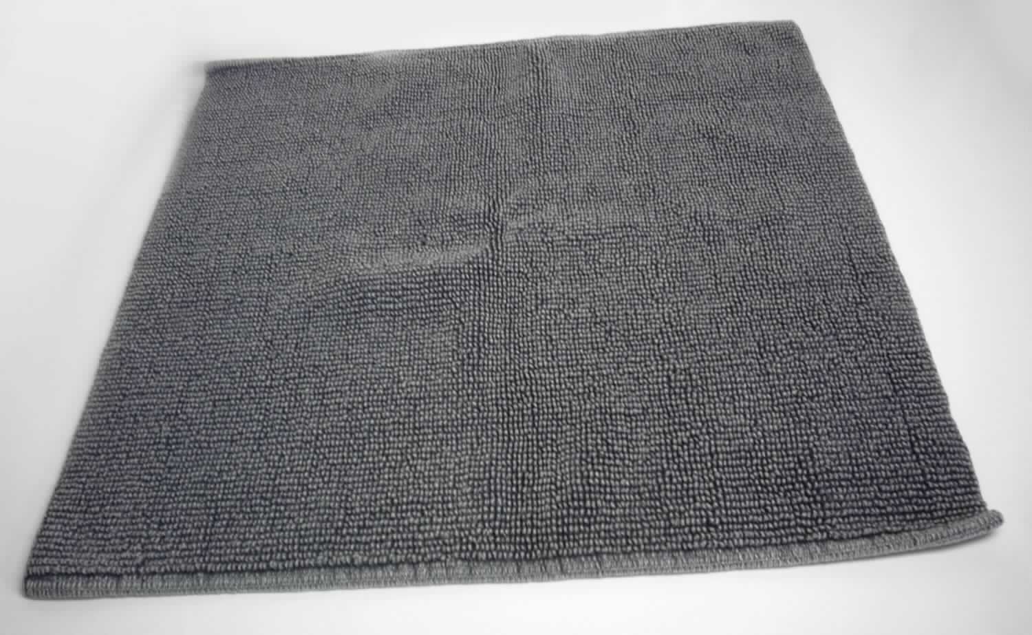 Fußbodenbelag, sog. Badematte "Stoned Washed", Foto siehe Anlage,
- rechteckig, in den Abmessungen von ca. 60 cm x 60 cm,
- lt. Untersuchungsergebnis aus einem ca. 7 mm dicken Schlingengewebe aus laut Antrag 100 % Baumwolle,
- an den Schmalseiten durch Umschlagen und Festnähen gesäumt (somit konfektioniert),
- ohne Hinweise auf Handarbeit,
- kennzeichnet sich durch seine Festigkeit, Dicke und Steifheit als Fußbodenbelag, somit u. a. keine Ware der 
  Position 6302.

"Fußbodenbelag, aus Spinnstoffen, gewebt, weder getuftet noch beflockt, kein Kelim, Sumak, Karamanie und 
 ähnlicher handgewebter Teppich, kein Fußbodenbelag aus Kokosfasern, mit Flor, konfektioniert, aus Baumwolle"
