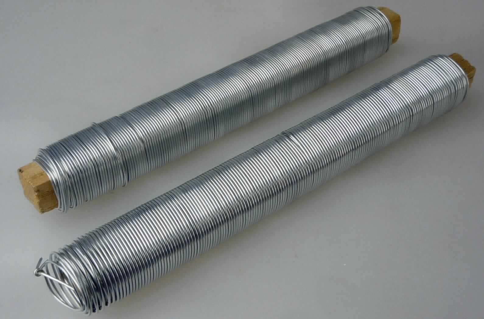 Draht aus Stahl, verzinkt

Bei der Ware handelt es sich um ein gezogenes metallisches Erzeugnis (Draht), aufgewickelt auf einer Holzspule. Der Durchmesser des Drahtes beträgt ca. 0,7 mm. Bei dem Material handelt es sich um einen nicht legierten Stahl mit einem Kohlenstoffgehalt von weniger als 0,25 GHT. Oberflächlich ist der Draht verzinkt. Die Ware ist für den Einzelverkauf aufgemacht. Dazu sind zwei derartige Spulen mit je 100 g verpackt. Der Draht dient zur Verwendung als Blumenbindedraht. 

Die Ware ist nach ihrer Beschaffenheit als verzinkter Draht, aus nicht legiertem Stahl, mit einem Kohlenstoffgehalt von weniger als 0,25 GHT und einer größten Querschnittsabmessung von weniger als 0,8 mm, in die KN-Unterposition 7217 2010 einzureihen.