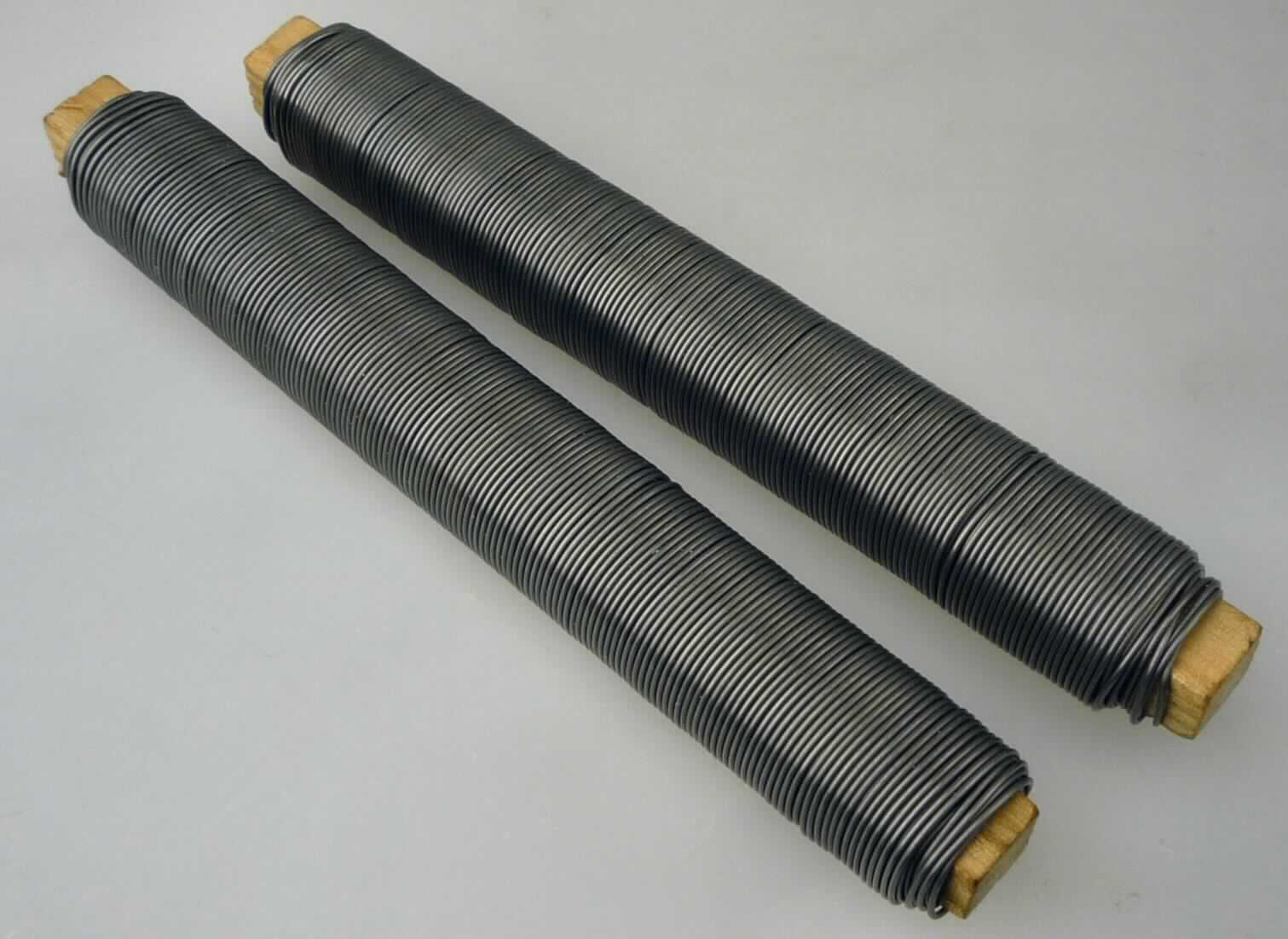 Draht aus Stahl, geglüht

Bei der Ware handelt es sich um ein gezogenes metallisches Erzeugnis (Draht), aufgewickelt auf einer Holzspule. Der Durchmesser beträgt ca. 0,7 mm. Das Erzeugnis besteht aus nicht legiertem Stahl mit einem Kohlenstoffgehalt von weniger als 0,25 GHT. Der Draht ist geglüht. Die Ware ist für den Einzelverkauf aufgemacht. Dazu sind zwei derartige Spulen mit je 100 g Draht zusammen verpackt. Der Draht dient zur Verwendung als Blumenbindedraht.

Die Ware ist nach ihrer Beschaffenheit als Draht aus nicht legiertem Stahl, nicht überzogen, mit einem Kohlenstoffgehalt von weniger als 0,25 GHT und einer größten Querschnittsabmessung von weniger als 0,8 mm, in die KN-Unterposition 7217 1010 einzureihen.