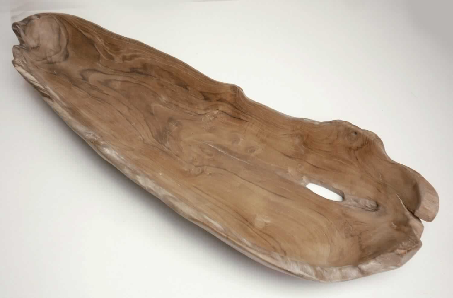 "Dekoartikel Holz-Schale" (Abbildung siehe Anlage)
- annähernd ovale, leicht gewölbte Schale aus massivem Teakholz (lt. Antragsteller,
  tropisches Holz im Sinne der Zusätzlichen Anmerkung 2 zu Kapitel 44), Abmessungen ca. 60 x 15 x 10 cm,
  mit glatt geschliffener Oberfläche, teilweise mit kleinen Durchbrüchen im Holz, handgearbeitet,
- zur Verwendung bei Tisch oder in der Küche.

"Holzware zur Verwendung bei Tisch oder in der Küche, nicht aus Bambus, aus tropischem Holz im
 Sinne der Zusätzlichen Anmerkung 2 zu Kapitel 44 - sog. Dekoartikel Holz-Schale"