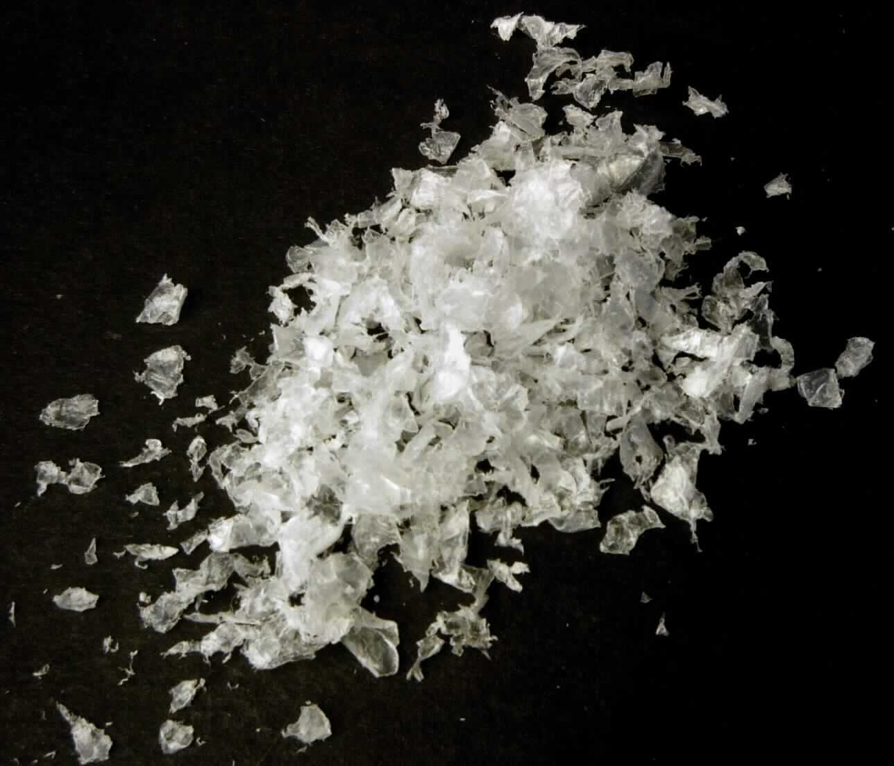 Angaben des Antragstellers:
Deko Schnee
Es handelt sich um Flocken aus LDPE Folie (ca. 8 mm). Die Ware wird in verschiedenen Einzelhandelsverpackungen verkauft.

Untersuchungsergebnisse an einem Warenmuster:
Unterschiedlich große, unregelmäßige, transparente, in der Menge weiß erscheinende Folienabrisse. Die Abschnitte befinden sich in einem transparenten Kunststofffolienbeutel.

Befund:
Es liegt Polyethylen in Primärform im Sinne der Position 3901 vor.