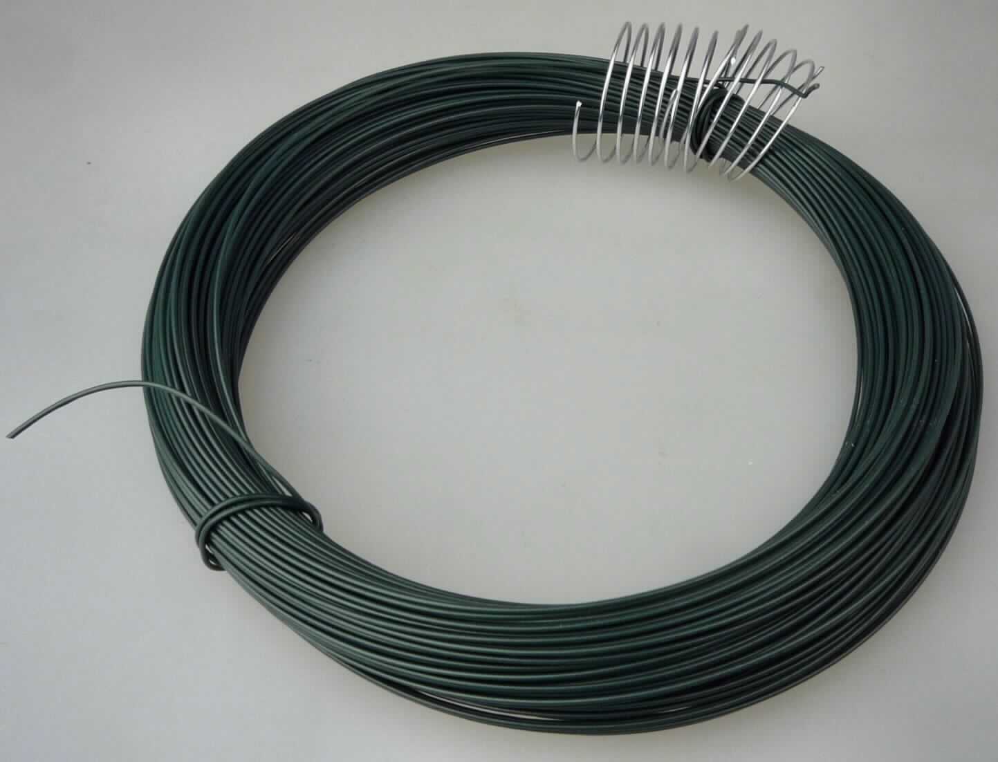 Draht aus Stahl, ummantelt

Bei der Ware handelt es sich um ein dunkelgrünes, metallisches Erzeugnis (Drath), mit einer Länge von 50 m, ringförmig aufgewickelt. Der  Durchmesser des Drahtes beträgt 0,8 mm. Das Erzeugnis besteht aus nicht legiertem Stahl mit einem Kohlenstoffgehalt von weniger als 0,25 GHT. Oberflächlich ist der Draht mit einem dunkelgrünen Kunststoff  aus Polyethylen (PE) versehen. Die Ware ist für den Einzelverkauf aufgemacht.

Die Ware ist nach ihrer Beschaffenheit als anderer Draht aus nicht legiertem Stahl, mit einem Kohlenstoffgehalt von weniger als 0,25 GHT, in die KN-Unterposition 7217 9020 einzureihen.