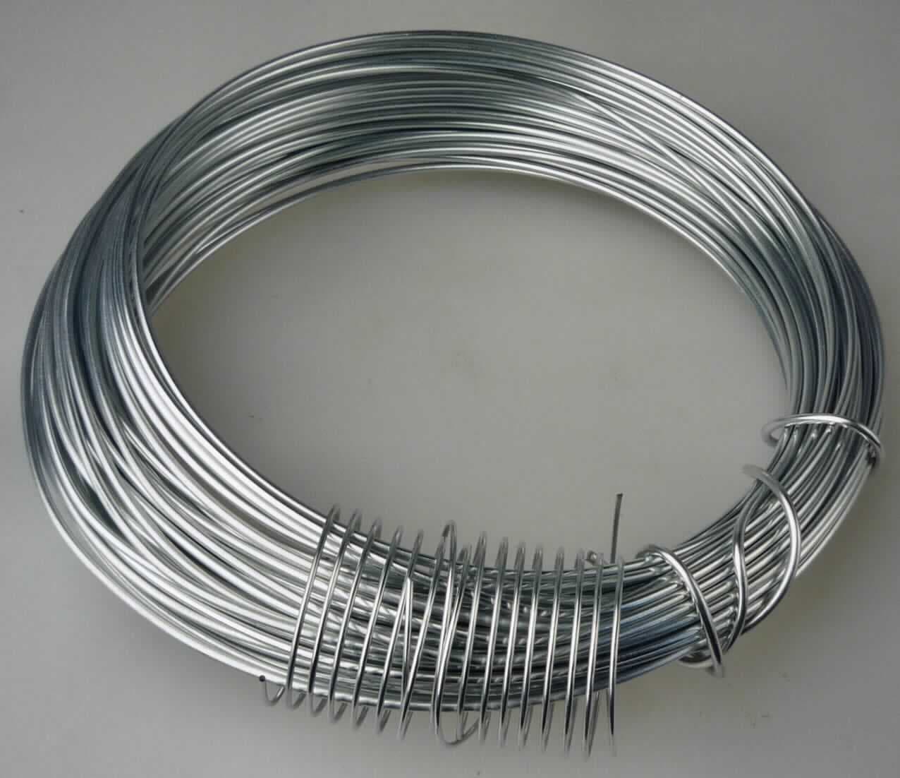 Draht aus Stahl, verzinkt

Bei der Ware handelt es sich um ein gezogenes metallisches Erzeugnis, mit über die gesamte Länge von 15 m gleichbleibendem kreisförmigen Querschnitt  (Draht), aufgewickelt in Form eines Ringes. Der Durchmesser des Drahtes beträgt 1,5 mm. Bei dem Material handelt es sich um nicht legierten Stahl mit einem Kohlenstoffgehalt von weniger als 0,25 GHT. Oberflächlich ist der Draht zusätzlich verzinkt. Das Erzeugnis ist für den Einzelverkauf aufgemacht. 

Die Ware ist nach ihrer Beschaffenheit als verzinkter Draht, aus nicht legiertem Stahl, mit einem Kohlenstoffgehalt von weniger als 0,25 GHT und einer größten Querschnittsabmessung von 0,8 mm oder mehr, in die KN-Unterposition 7217 2030 einzureihen.