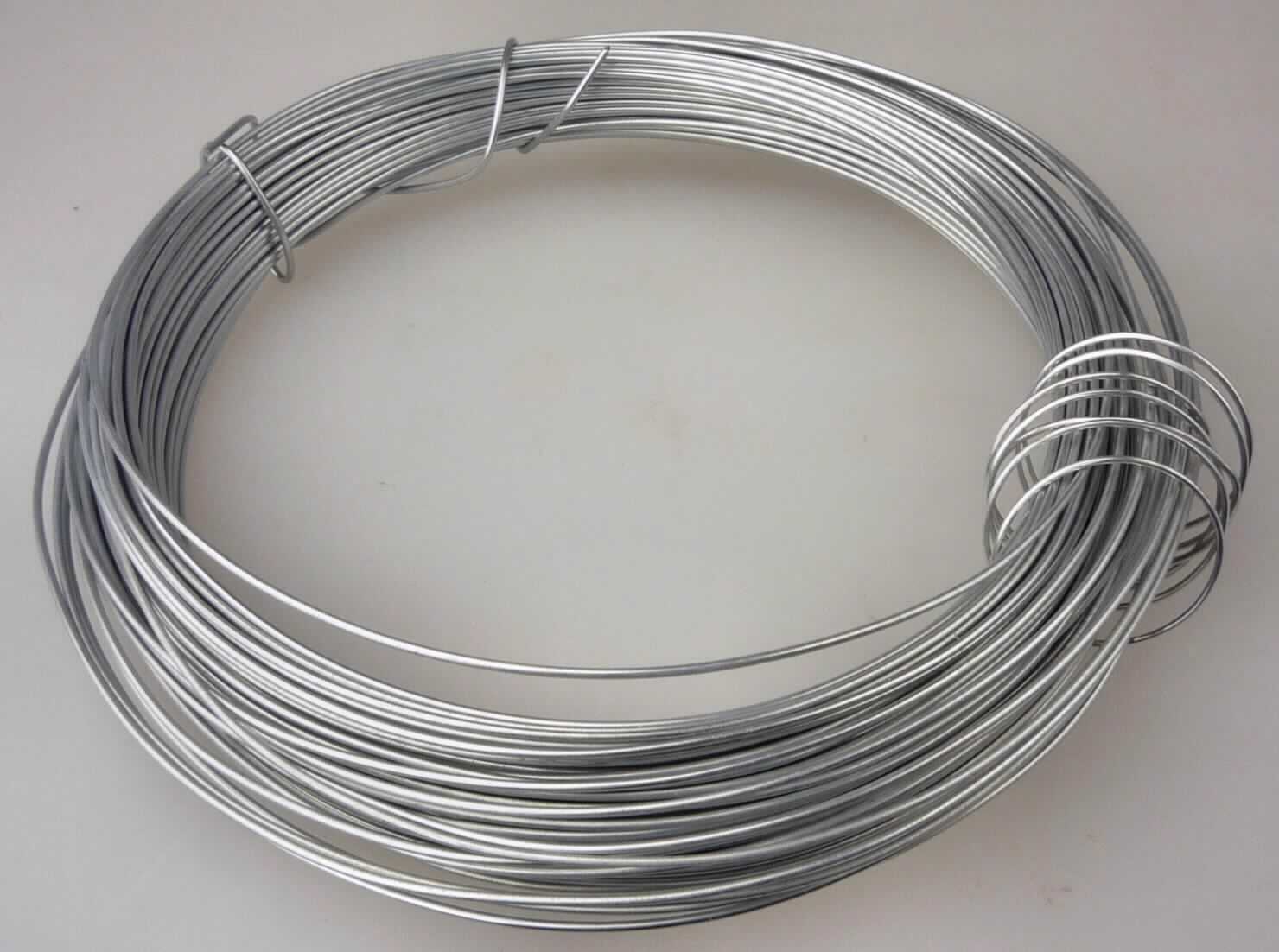 Draht aus Stahl, verzinkt

Bei der Ware handelt es sich um ein gezogenes metallisches Erzeugnis, mit über die gesamte Länge von 30 m gleichbleibendem kreisförmigen Querschnitt (Draht), aufgewickelt in Form eines Ringes. Der Durchmesser des Drahtes beträgt 1 mm. Bei dem Material handelt es sich um nicht legierten Stahl mit einem Kohlenstoffgehalt von weniger als 0,25 GHT. Oberflächlich ist der Draht zusätzlich verzinkt. Das Erzeugnis ist für den Einzelverkauf aufgemacht. 

Die Ware ist nach ihrer Beschaffenheit als verzinkter Draht, aus nicht legiertem Stahl, mit einem Kohlenstoffgehalt von weniger als 0,25 GHT und einer größten Querschnittsabmessung von 0,8 mm oder mehr, in die KN-Unterposition 7217 2030 einzureihen.