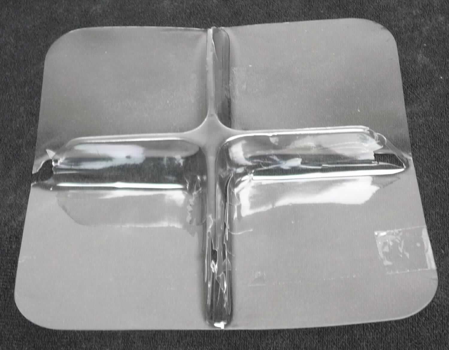 Bei dem durch ein Warenmuster veranschaulichten Artikel handelt es sich um einen Verpackungseinleger aus einer transparenten Folie aus Kunststoffen im Sinne der Anmerkung 1 zu Kapitel 39. Die ca. 11,5  x 11,3 x 1,5 cm große Ware zeichnet sich durch abgerundete Ecken aus und ist auf der Oberseite mit einer kreuzförmigen Einteilung versehen. Gemäß den Angaben der Antragstellerin wird die Ware in eine Metalldose eingelegt und dient dort als Transportverpackung für Süßwaren (nicht Gegenstand der vZTA). 

Derartige Erzeugnisse werden zolltariflich als "andere Transport- oder Verpackungsmittel aus Kunststoff, andere als in den Codenummern 3923 1010 00 0 bis 3923 5090 00 0 genannt" eingereiht.