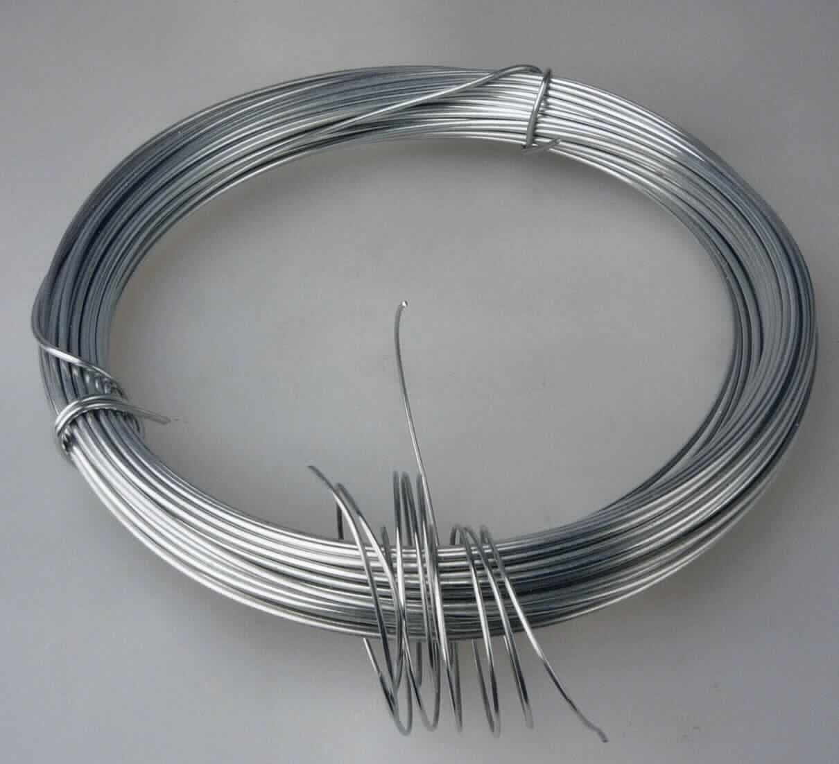 Draht aus Stahl, verzinkt

Bei der Ware handelt es sich um ein gezogenes metallisches Erzeugnis, mit über die gesamte Länge von 20 m gleichbleibendem kreisförmigen Querschnitt  (Draht), aufgewickelt in Form eines Ringes. Der Durchmesser des Drahtes beträgt 1,2 mm. Bei dem Material handelt es sich um nicht legierten Stahl mit einem Kohlenstoffgehalt von weniger als 0,25 GHT. Oberflächlich ist der Draht zusätzlich verzinkt. Das Erzeugnis ist für den Einzelverkauf aufgemacht. 

Die Ware ist nach ihrer Beschaffenheit als verzinkter Draht, aus nicht legiertem Stahl, mit einem Kohlenstoffgehalt von weniger als 0,25 GHT und einer größten Querschnittsabmessung von 0,8 mm oder mehr, in die KN-Unterposition 7217 2030 einzureihen.