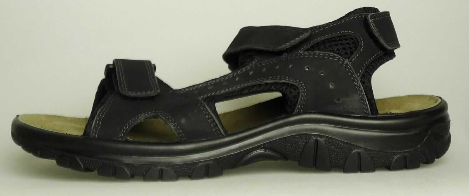 Freizeitsandalen (lt. Antrag: "Herren Outdoorsandalen Farbe schwarz - Art. 384299", Foto siehe Anlage)
- mit Laufsohlen aus (lt. Antrag) Kunststoff; ohne Hauptsohle aus Holz,
- mit zehenfreiem Oberteil (nicht geschlossenes Blatt) aus Leder (den größten
  Teil der Außenfläche bildend) und Spinnstoff,
- mit Klettverschluss,
- ohne Metallschutz in der Vorderkappe,
- nicht den Knöchel bedeckend, 
- mit einer größten Höhe des Absatzes und der Sohle von weniger als 3 cm, 
- mit einer Länge der Innensohle von mehr als 24 cm, 
- für Männer (u. a. weiter Schnitt)

"Schuhe mit Laufsohlen aus Kunststoff und Oberteil aus Leder, andere als in den UPos. 6403 1200 bis 
 6403 9931 genannt, für Männer"