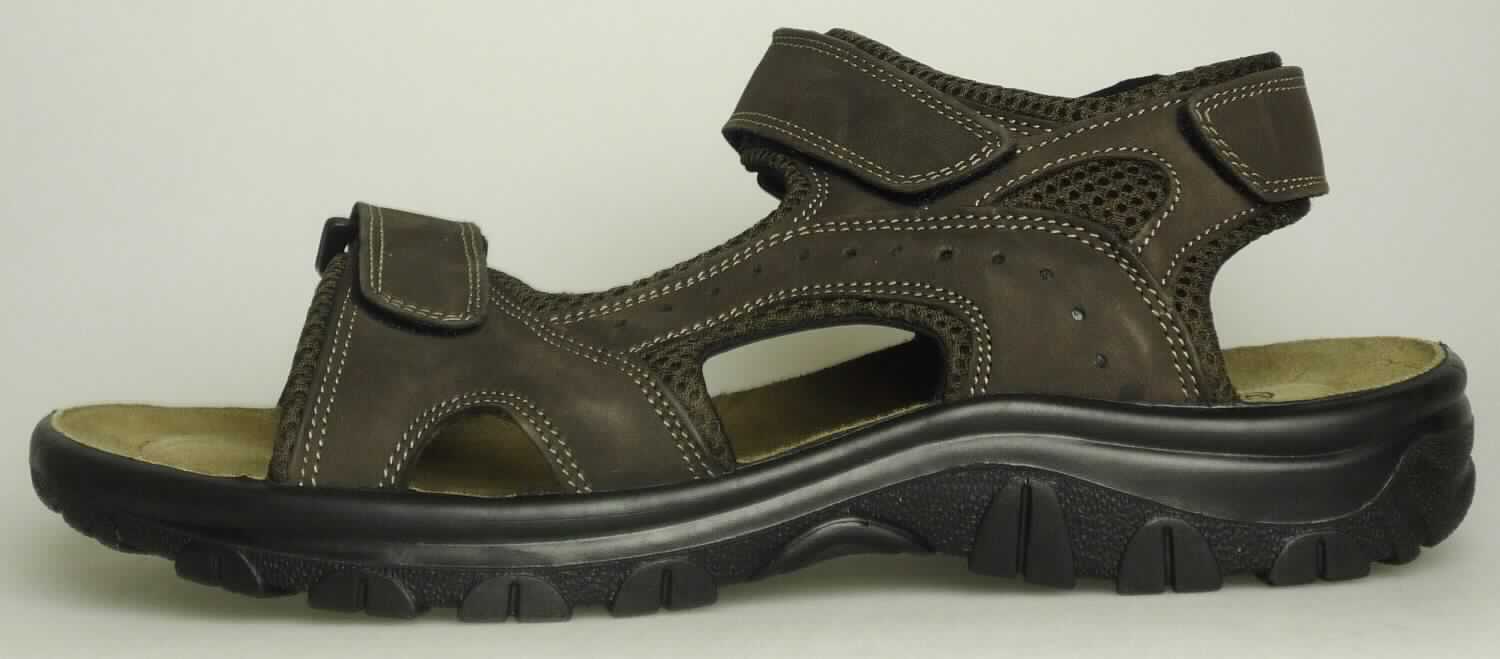 Freizeitsandalen (lt. Antrag: "Herren Outdoorsandalen Farbe braun - Art. 384299", Foto siehe Anlage)
- mit Laufsohlen aus (lt. Antrag) Kunststoff; ohne Hauptsohle aus Holz,
- mit zehenfreiem Oberteil (nicht geschlossenes Blatt) aus Leder (den größten
  Teil der Außenfläche bildend) und Spinnstoff,
- mit Klettverschluss,
- ohne Metallschutz in der Vorderkappe,
- nicht den Knöchel bedeckend, 
- mit einer größten Höhe des Absatzes und der Sohle von weniger als 3 cm, 
- mit einer Länge der Innensohle von mehr als 24 cm, 
- für Männer (u. a. weiter Schnitt)

"Schuhe mit Laufsohlen aus Kunststoff und Oberteil aus Leder, andere als in den
 UPos. 6403 1200 bis 6403 9931 genannt, für Männer"
