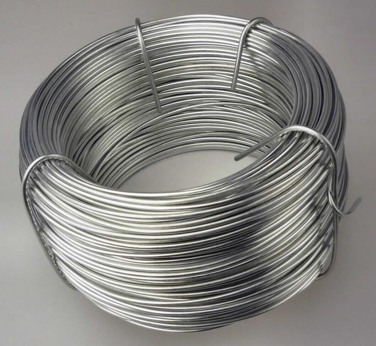Draht aus Stahl, verzinkt

Bei der Ware handelt es sich um ein gezogenes metallisches Erzeugnis, mit über die gesamte Länge von 65 m gleichbleibendem kreisförmigen Querschnitt  (Draht), aufgewickelt in Form eines Ringes. Der Durchmesser des Drahtes beträgt 1,2 mm. Bei dem Material handelt es sich um nicht legierten Stahl mit einem Kohlenstoffgehalt von weniger als 0,25 GHT. Oberflächlich ist der Draht zusätzlich verzinkt. Das Erzeugnis ist für den Einzelverkauf aufgemacht. 

Die Ware ist nach ihrer Beschaffenheit als verzinkter Draht, aus nicht legiertem Stahl, mit einem Kohlenstoffgehalt von weniger als 0,25 GHT und einer größten Querschnittsabmessung von 0,8 mm oder mehr, in die KN-Unterposition 7217 2030 einzureihen.