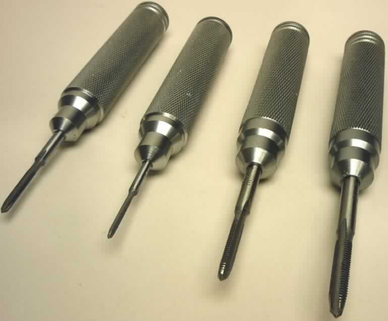 "Gewindeschneider-Set"; es handelt sich um mit freiem Arm zu handhabende Werkzeuge in Form von Gewindebohrern, bestehend aus einem Griff aus unedlem Metall und einem fest darin eingesetzten, über seitliche Schrauben justier- oder auswechselbaren Gewindebohrer aus Stahl. Jeweils vier Werkzeuge mit den Gewindegrößen M2, M3, M4 und M5 sind gemeinsam in einer Verpackung aus Pappe und Kunststoff aufgemacht.
Die Erzeugnisse dienen zum Schneiden von Gewinden und werden im Modellbau eingesetzt.

Abbildung siehe Anlage.

Derartige Erzeugnisse gehören als "Handwerkzeuge mit arbeitendem Teil aus unedlem Metall, anderweit weder genannt noch inbegriffen, Gewindebohrwerkzeuge" zur Unterposition 8205 1000 00 des Integrierten Zolltarifs der EG (TARIC).