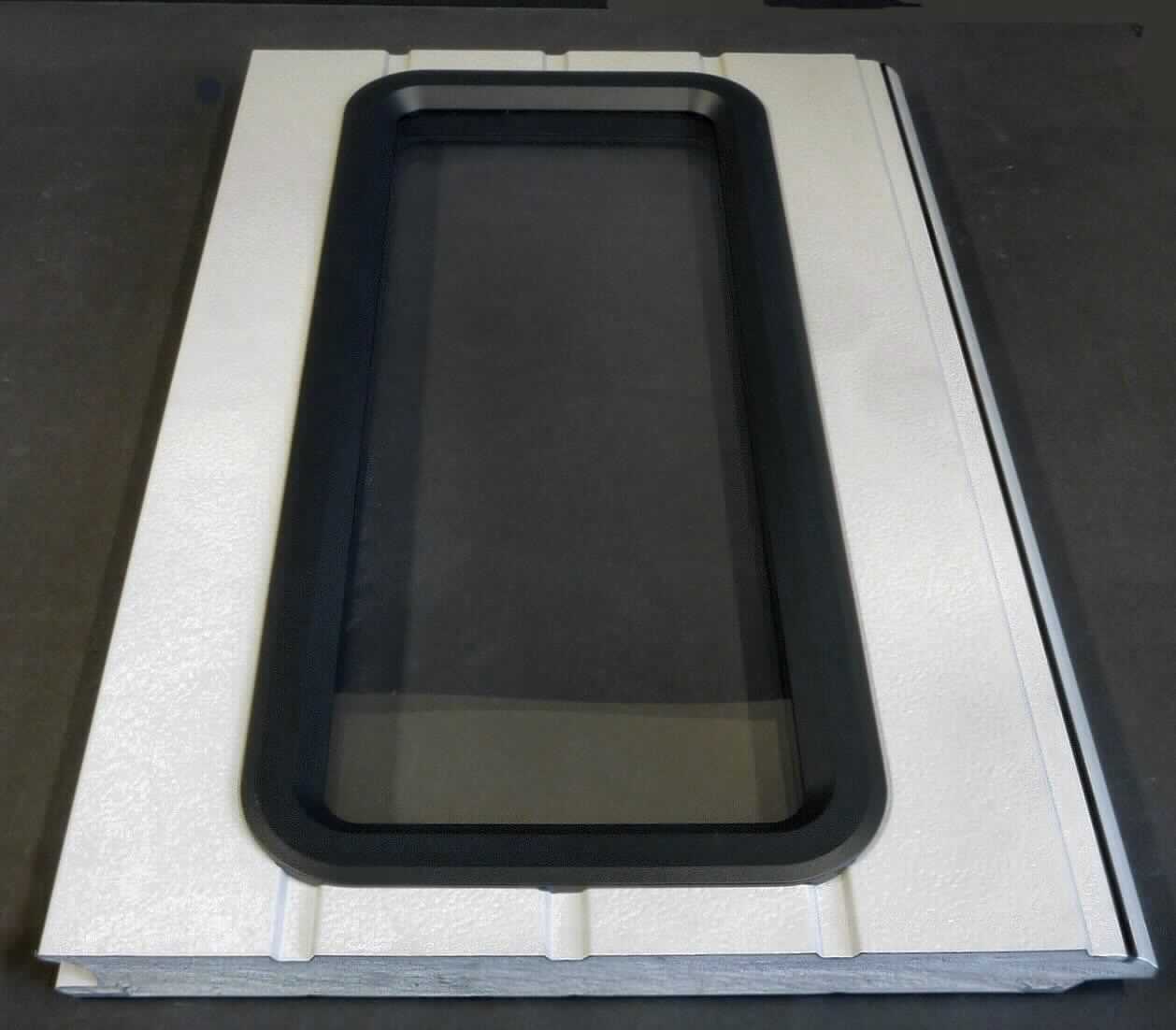 Es handelt sich um ca. 78 x 52 x 4 cm große Fensterelemente für Garagen- und Industrietore, bestehend aus einem mit Isoliermaterial aus geschäumtem Kunststoff versehenen Rahmen aus Aluminium (charakterbestimmend) und einer eingesetzten, transparenten Kunststoffscheibe.
- Antragstellerangaben - 

Abbildung siehe Anlage. 

Derartige Erzeugnisse gehören als "Konstruktionen und Kunstruktionsteile (Fenster und deren Rahmen), aus Aluminium" zum TARIC-Code 7610 1000 00.