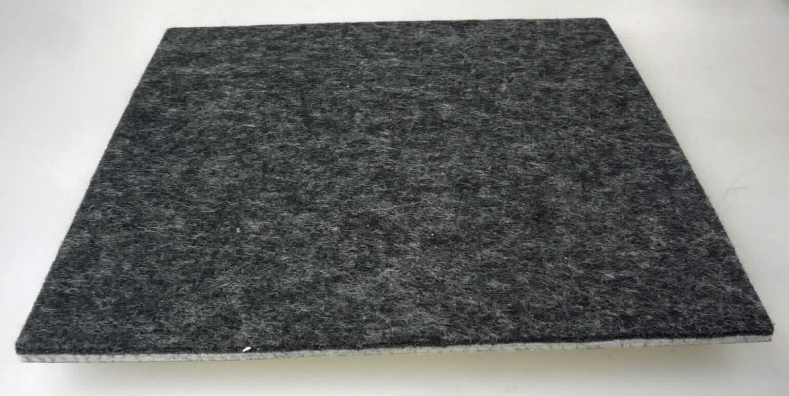 Filz, sog. Filz-Zuschnitt schwarz, Art. 3566388, Foto siehe Anlage,
- in einer Kunststoffhülle mit bedrucktem Pappeinleger verpackt,
- quadratisch zugeschnitten (somit nicht konfektioniert), laut Antrag in den Abmessungen von 20 cm x 20 cm,
- mit einer Dicke von ca. 6,2 mm,
- laut Untersuchungsergebnis:
-- aus einem zweifarbigem Nadelfilz aus synthetischen Chemiefasern, 
-- auf der Rückseite schwach getränkt und zusätzlich mit einem selbstklebenden Aufstrich und einem
   Abdeckpapier versehen,
- schützt laut Antrag Oberflächen und gewährleistet ein leichtes und geräuschfreies Verschieben von 
  Möbelstücken und Gegenständen auf empfindlichen, glatten Untergründen.

"Filz (Nadelfilz), getränkt"