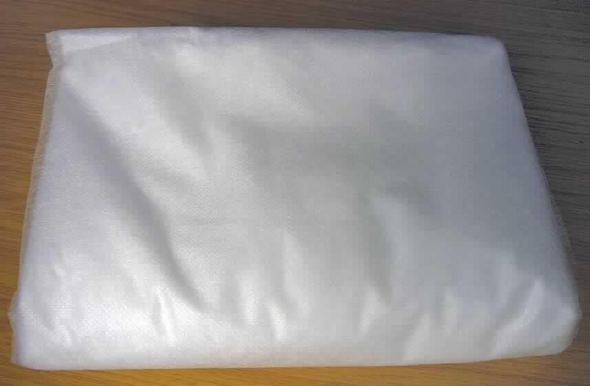 Vliesstoff, sog. Gartenvlies mit UV-Schutz,
- laut Antrag:
-- in den Abmessungen: 1,5 m x 5 m,
-- mit einem Quadratmetergewicht von 17,0 Gramm,
-- zur Verwendung als Gartenvlies,
- laut Untersuchungsergebnis:
-- einlagiger Vliesstoff aus punktuell thermisch verfestigten Filamenten aus anderen
   synthetischen Chemiefasern als Polyvinylalkohol und aromatischen Polyamiden,
-- weder bestrichen noch überzogen,
- an den Rändern nur geschnitten (nicht konfektioniert).

"Vliesstoff, aus synthetischen Filamenten, mit einem Quadratmetergewicht von weniger 
 als 25 g,weder bestrichen noch überzogen; anderer Vliesstoff als in den Unterpositionen 
 5603 1190 10 bis 5603 1190 20 genannter"